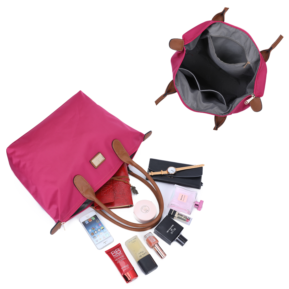 Rosa Tasche mit Inhalt: rotes Journal, Telefon, Kosmetika, Uhr, Parfums und Geldbörse.