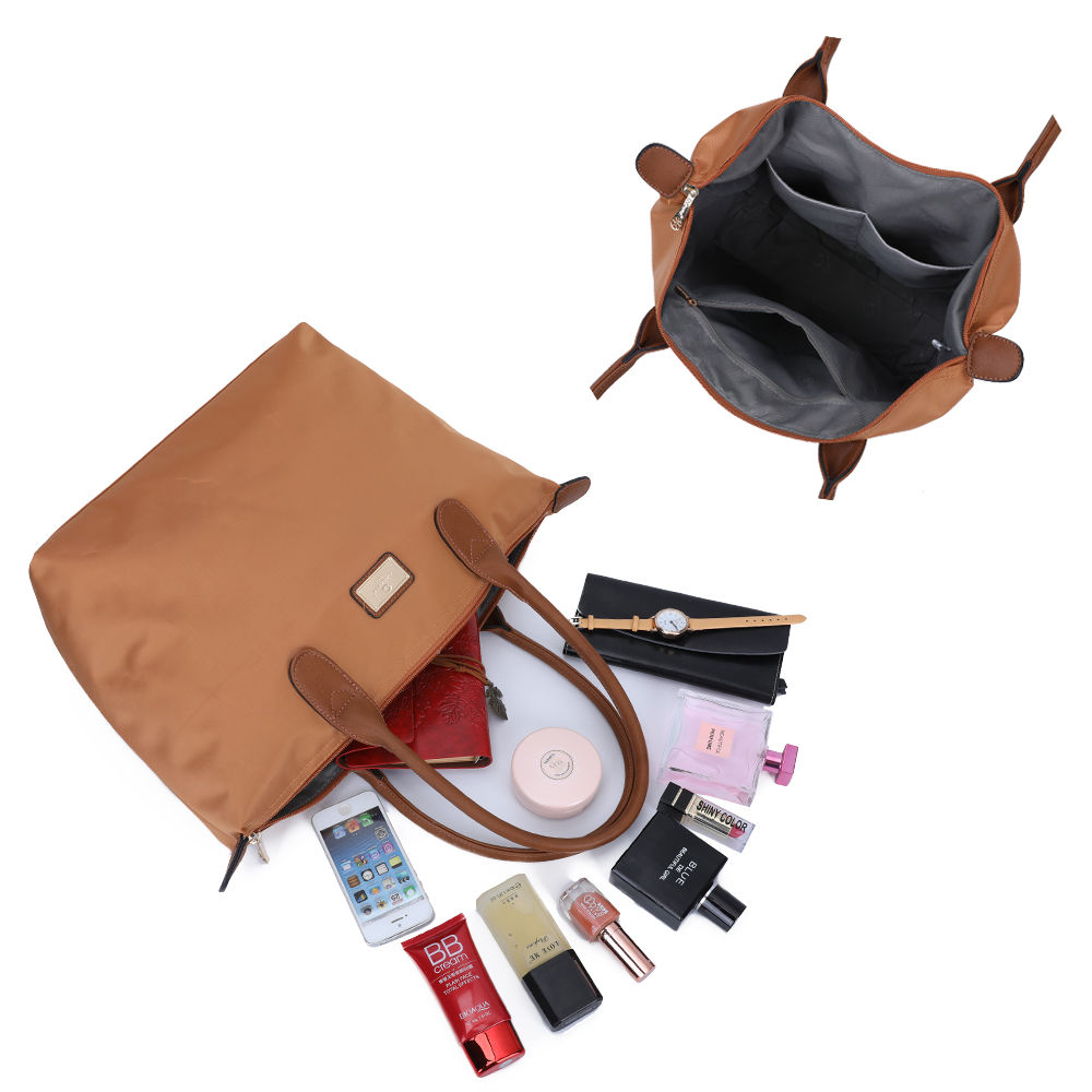 Hellbraune Handtasche mit Inhalt: Handy, Kosmetik, Uhr und Parfüm.