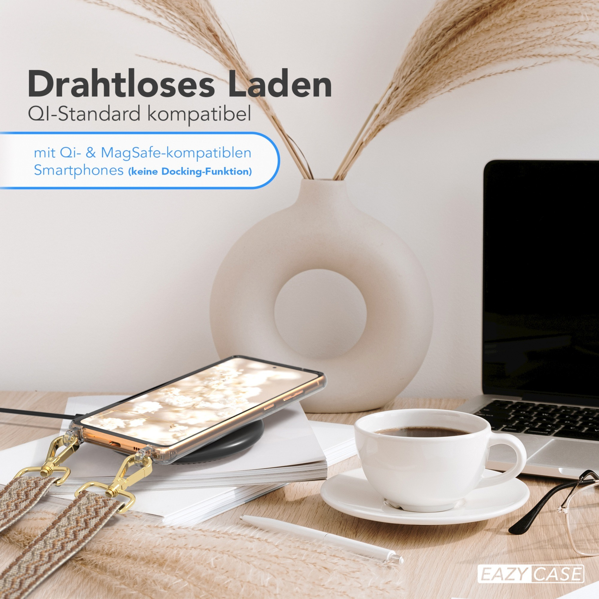 Telefon auf kabellosem Ladegerät, Kaffee, Laptop, Blumenvase.