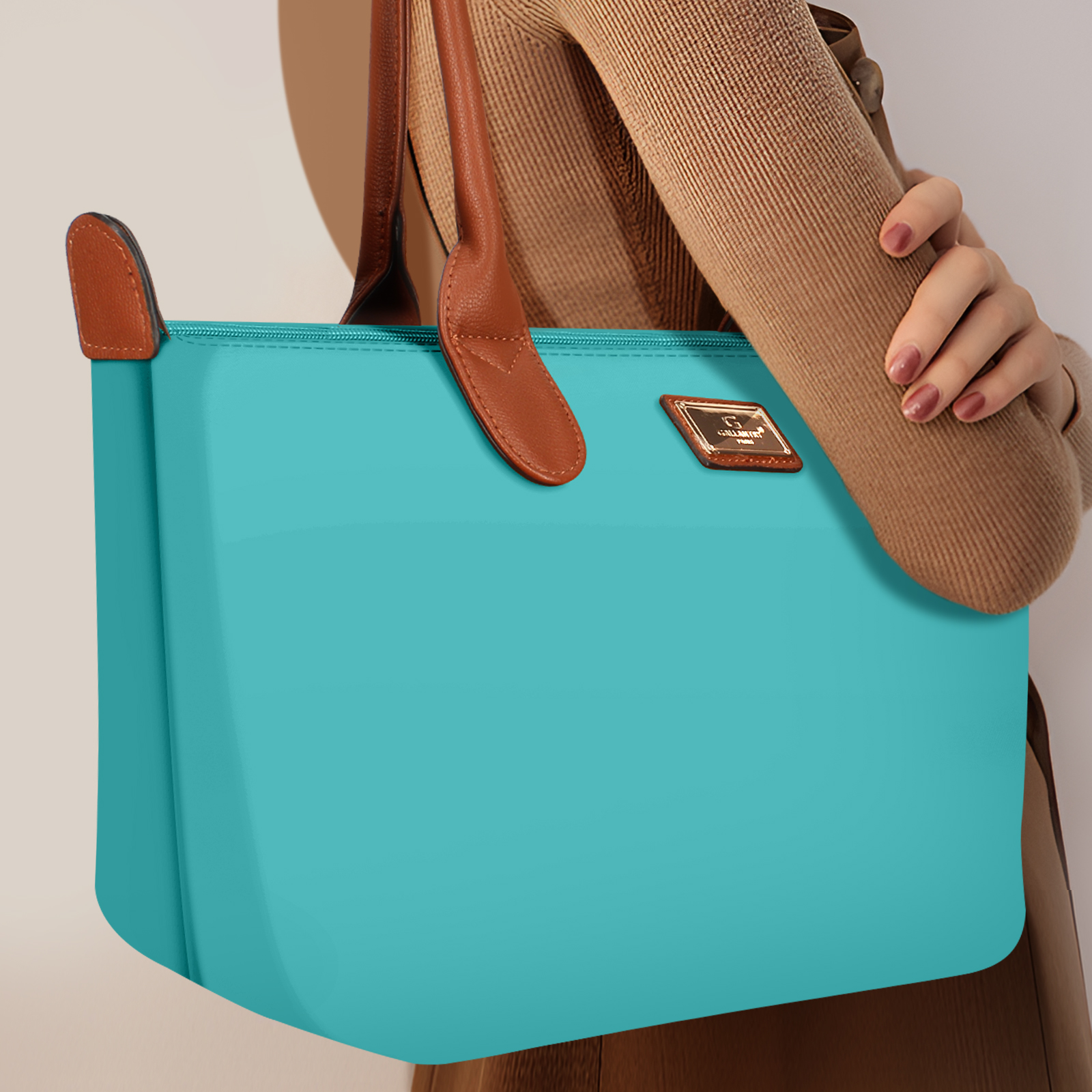 Eine Frau hält eine türkisfarbene Tasche.