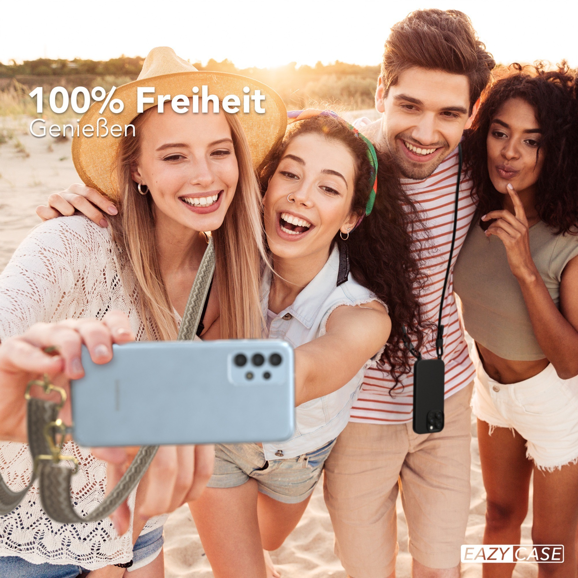 Vier Personen machen ein Selfie am Strand mit dem Telefon. Das Bild hat Text auf Deutsch.