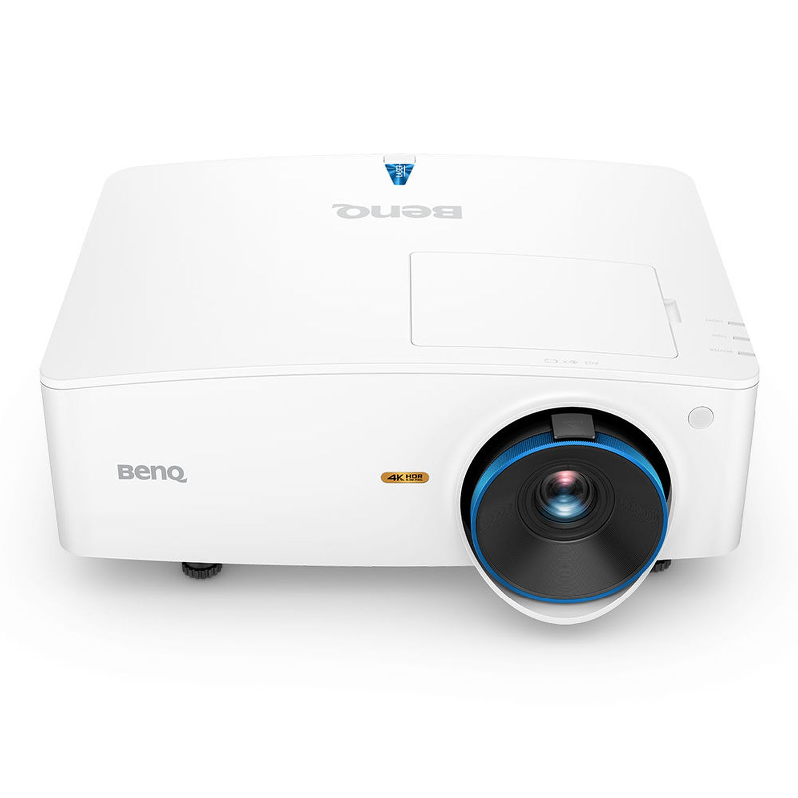 Projecteur BenQ blanc avec lentille bleue. Le projecteur est sur une surface blanche. 4K HDR.