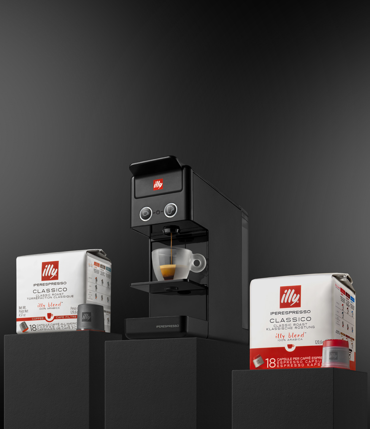 Czarny ekspres do kawy z wlewanym espresso do filiżanki, obok dwie puszki kawy.