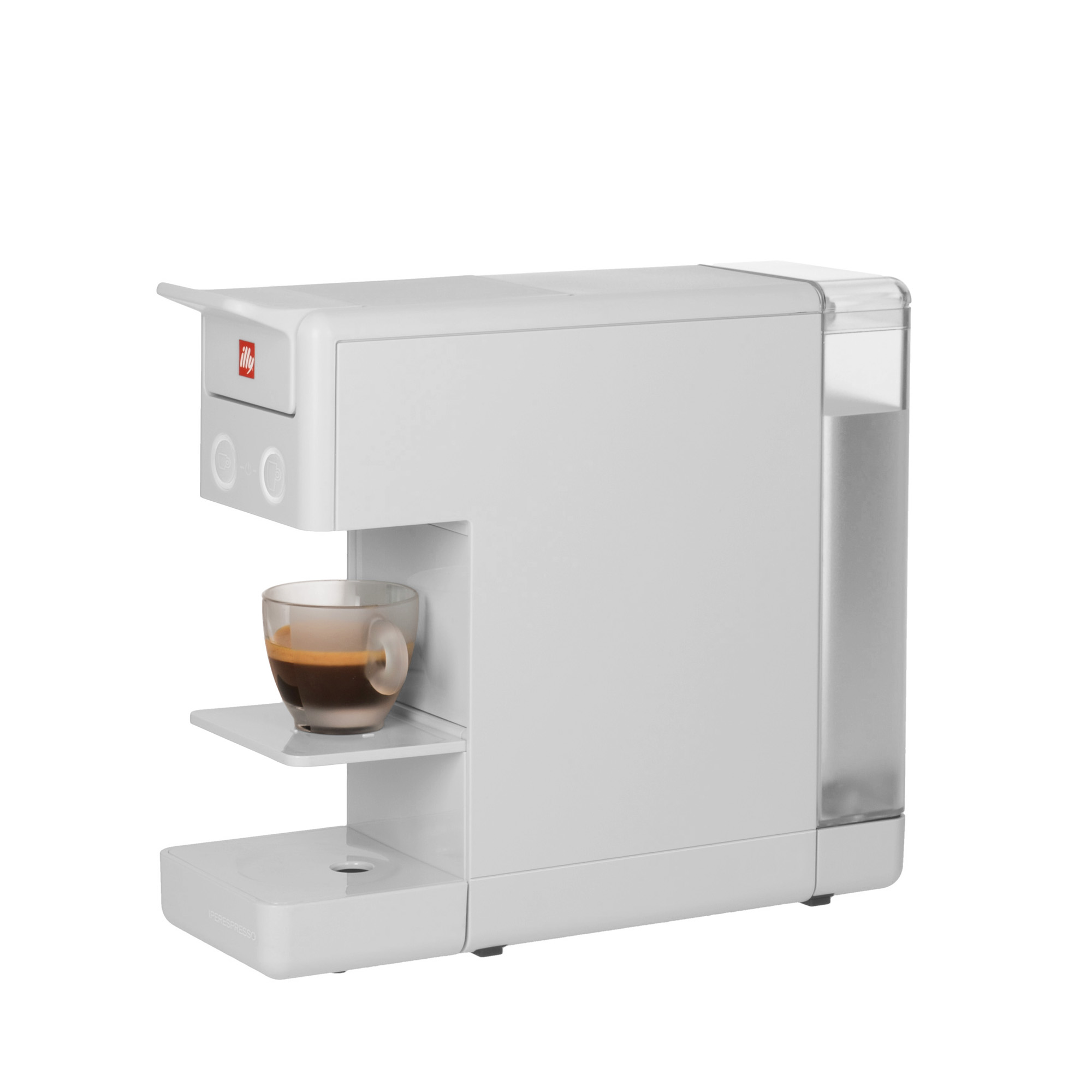 Macchina da caffè Illy bianca. Una tazza di vetro con caffè è su una piccola piattaforma. Il serbatoio dell'acqua è visibile.