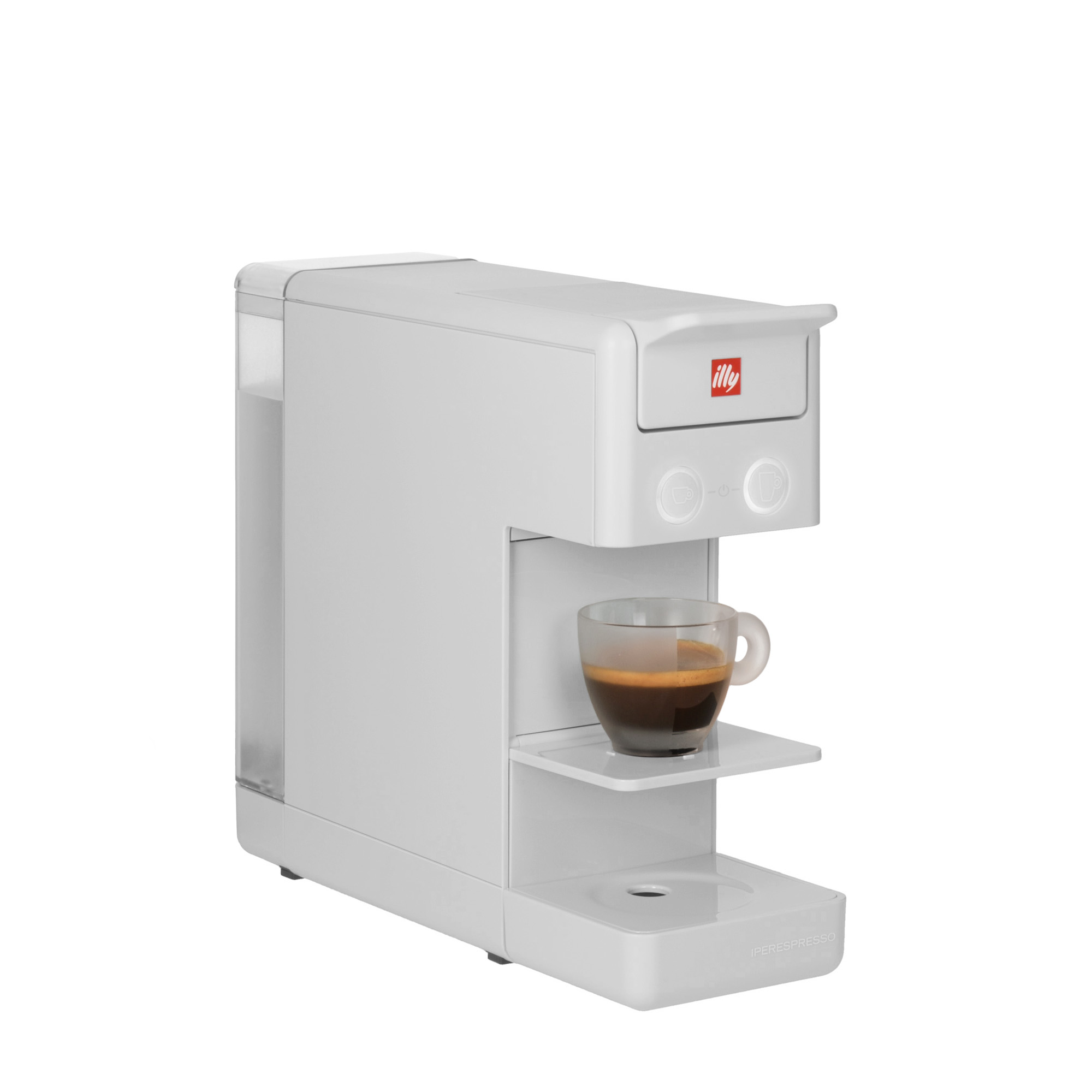 Macchina per espresso Illy bianca. Ha una tazza trasparente con caffè su un ripiano.