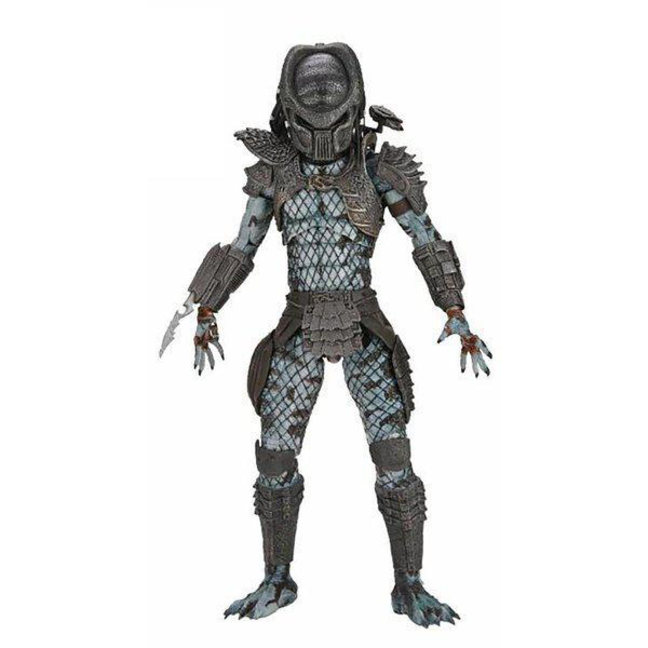 Eine Predator-Actionfigur, grau und blau, mit detaillierter Rüstung. Stehende Pose, bereit für die Action. Weißer Hintergrund.