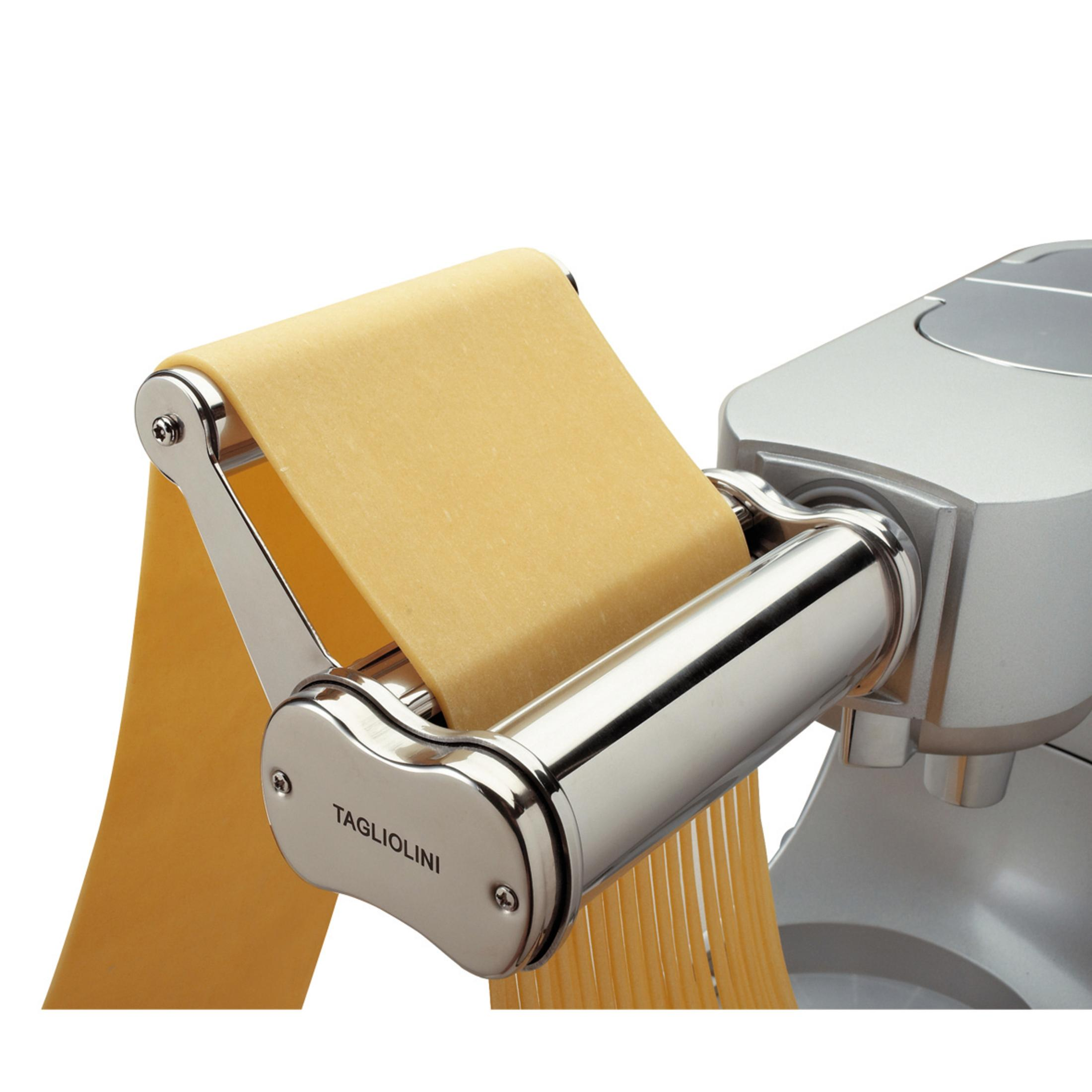 Macchina per la pasta con un foglio di pasta che passa attraverso i rulli per creare tagliolini.