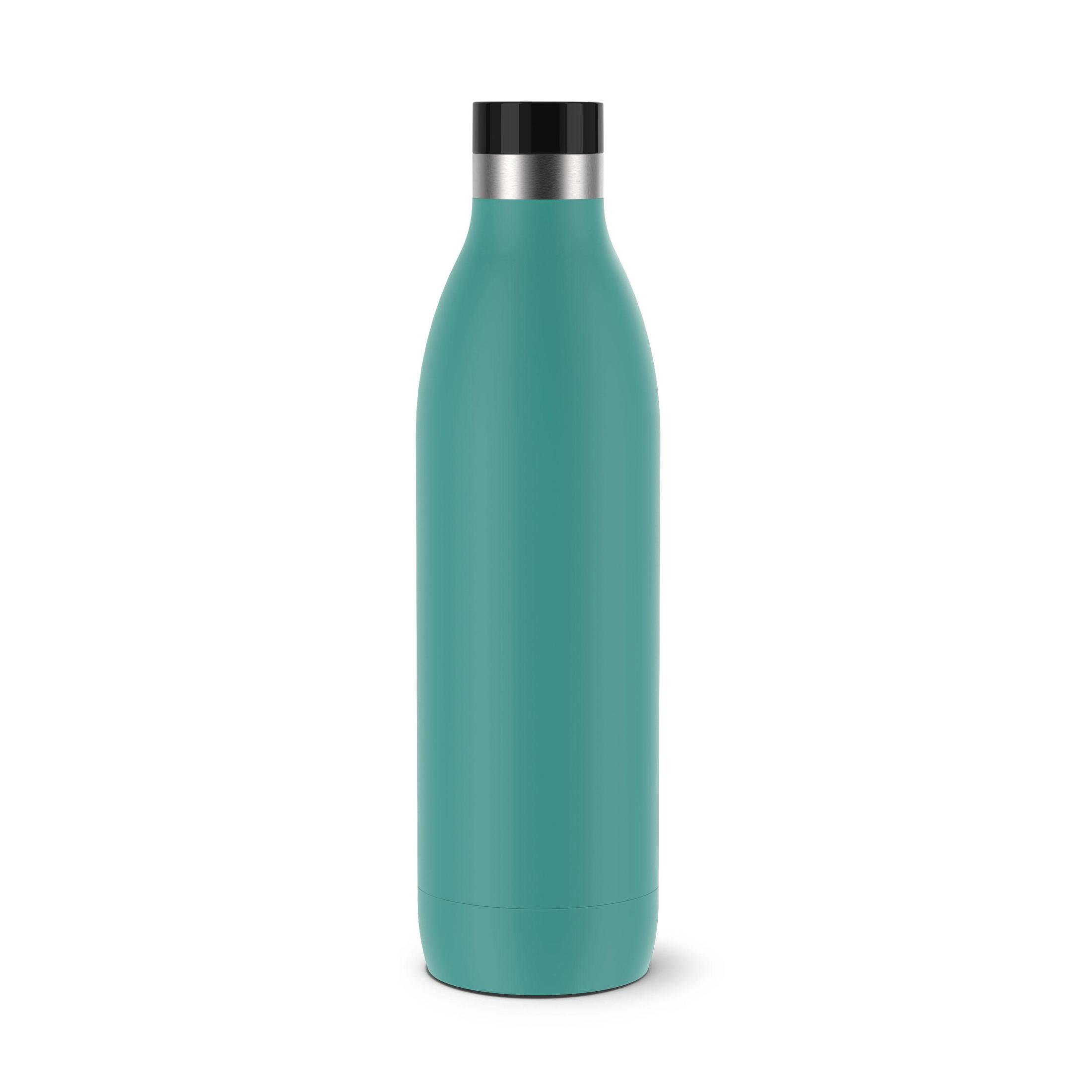 Eine türkisfarbene Wasserflasche mit silbernem Deckel und schwarzem Verschluss. Weißer Hintergrund.