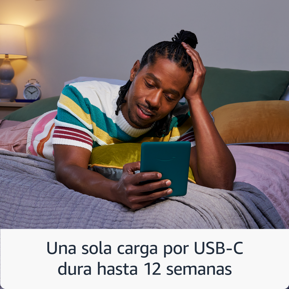 Mann liegt auf Bett und hält Tablet. Text lautet: 'Una sola carga por USB-C dura hasta 12 semanas'.
