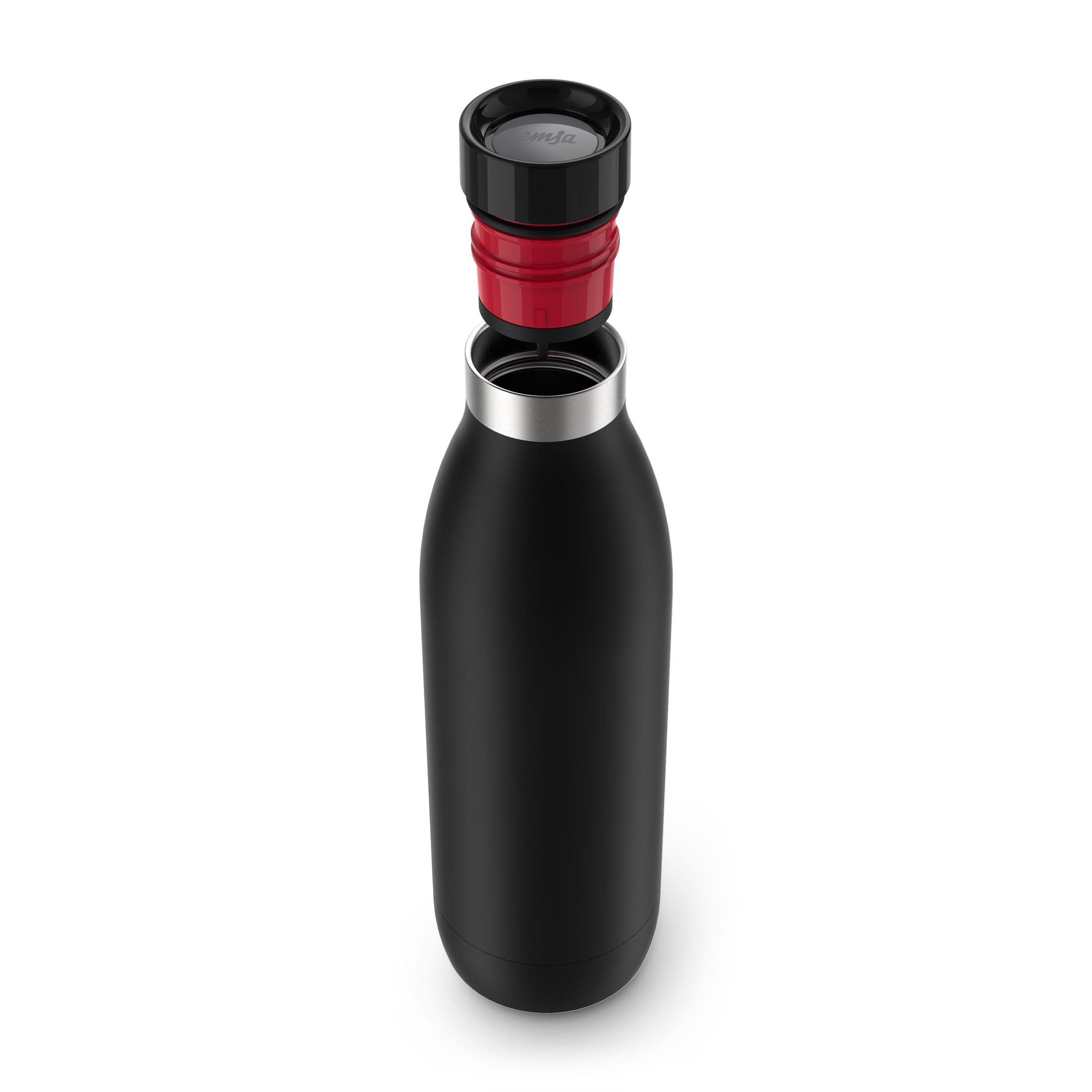 Eine schwarze Wasserflasche mit roten Details, auseinandergebaut, um die Teile zu zeigen, auf weißem Hintergrund.