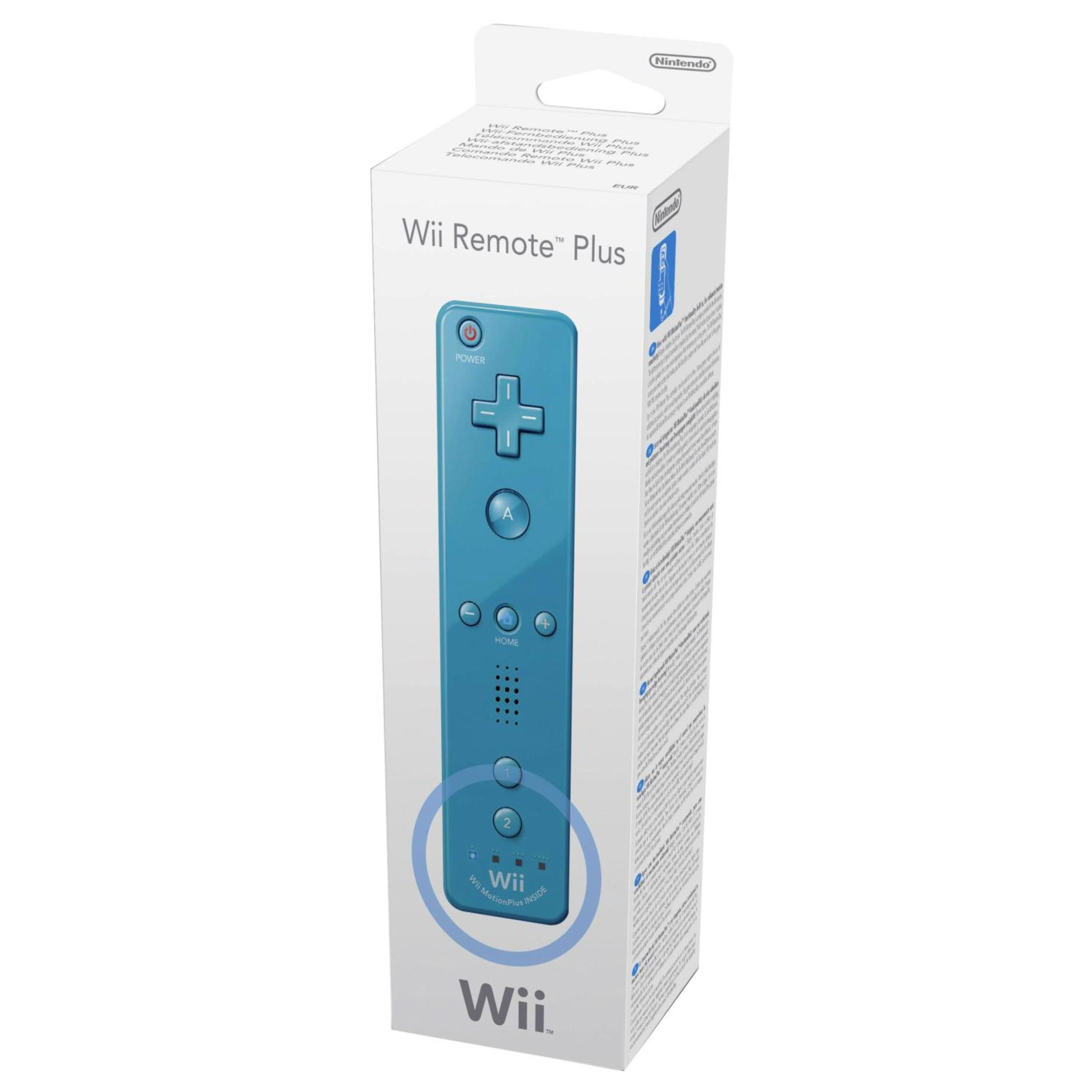 Wii Remote Plus in der Box. Die Fernbedienung ist türkis und hat Knöpfe.