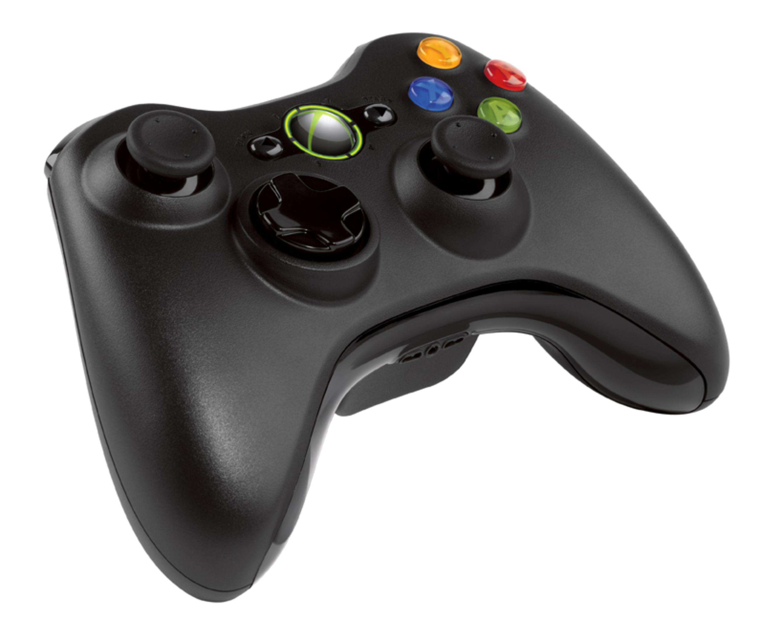 Schwarzer Xbox 360-Controller mit farbigen Knöpfen und Joysticks auf weißem Hintergrund.