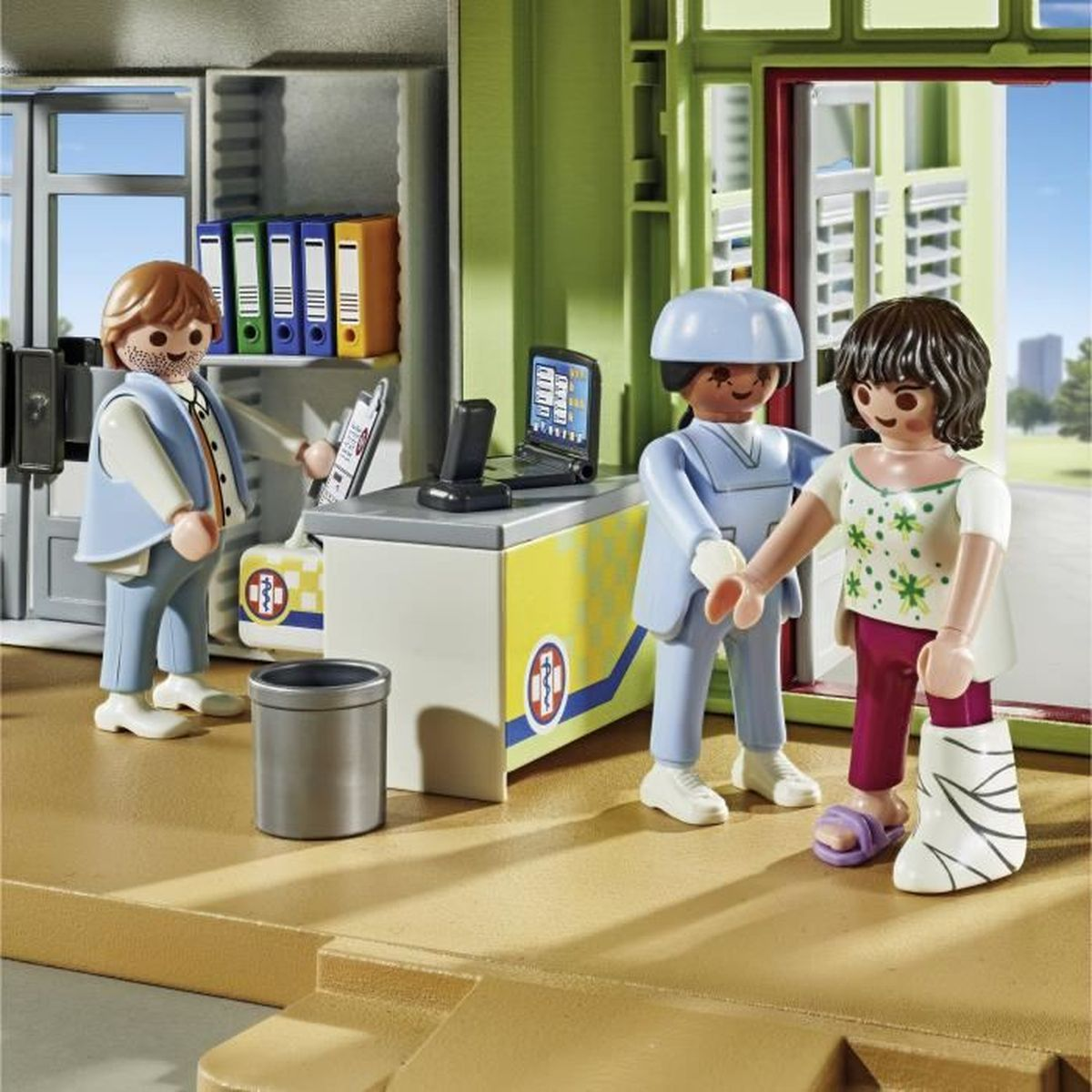Scena ospedaliera Playmobil con le statuine di un medico, un'infermiera e un paziente con una benda.