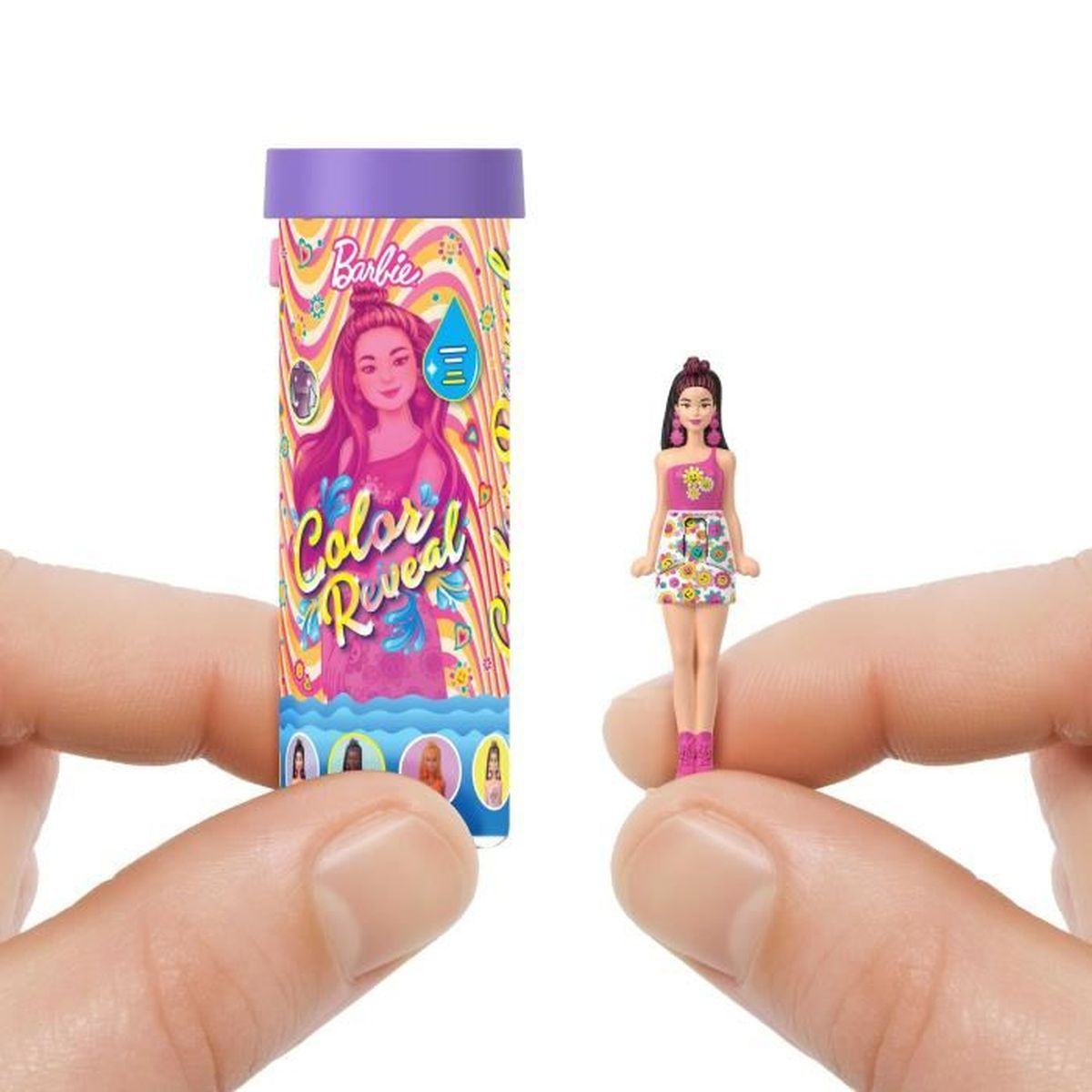 Zwei Hände halten eine Barbie Color Reveal Tube und eine kleine Puppe. Barbie ist im Bild der Tube.