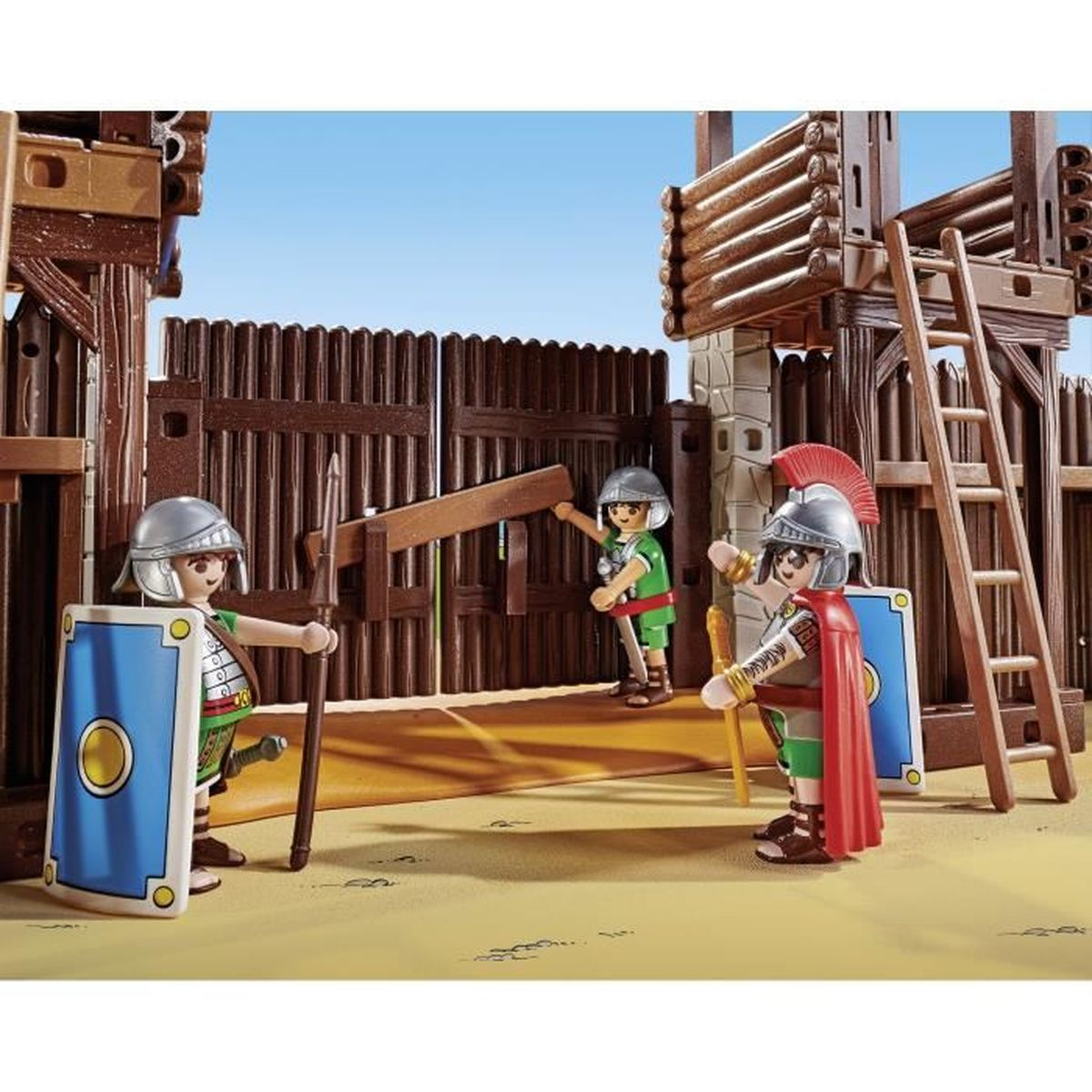 Personaggi Playmobil in una scena del forte. Ci sono tre personaggi nella scena. C'è una struttura del forte e un cancello.