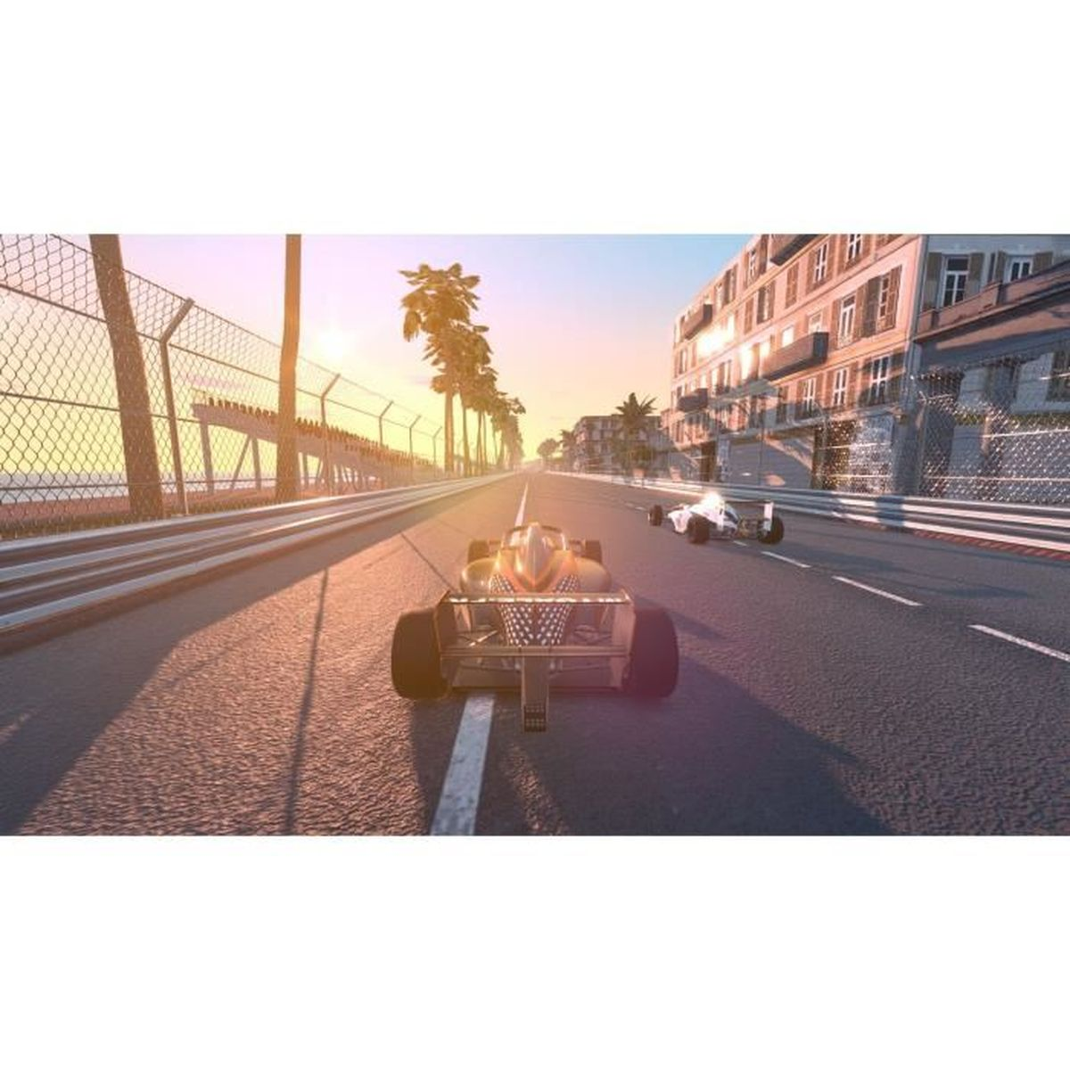 Auto da corsa in pista, con palme ed edifici sullo sfondo, giornata di sole.