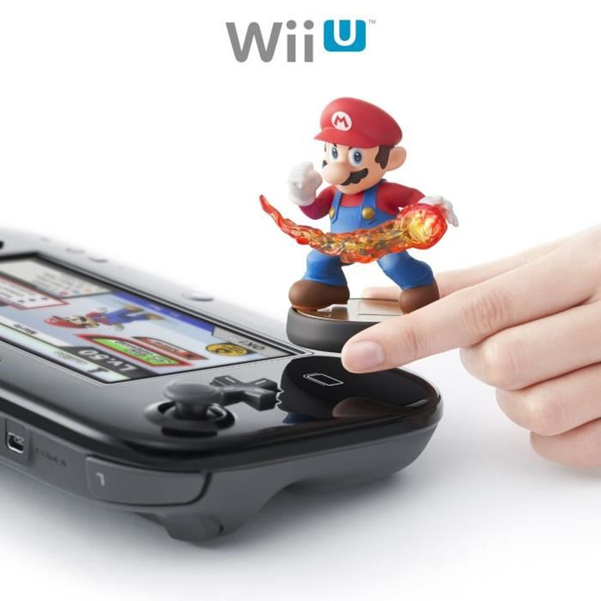 Figurka Mario na gamepadzie Wii U. Białe tło, logo Wii U.