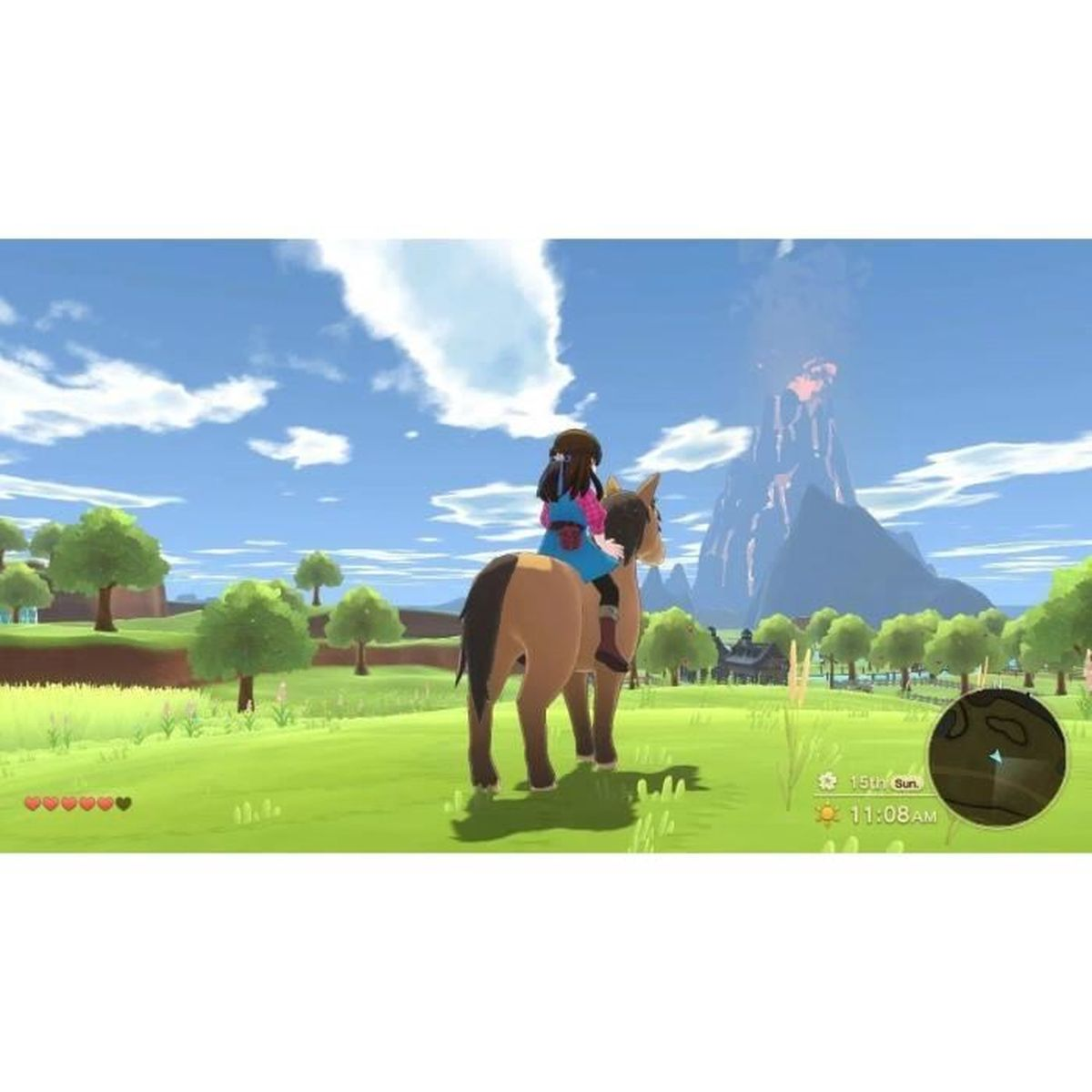 Una persona che cavalca un cavallo attraverso un campo verde. Un vulcano sullo sfondo sotto un cielo blu con nuvole.