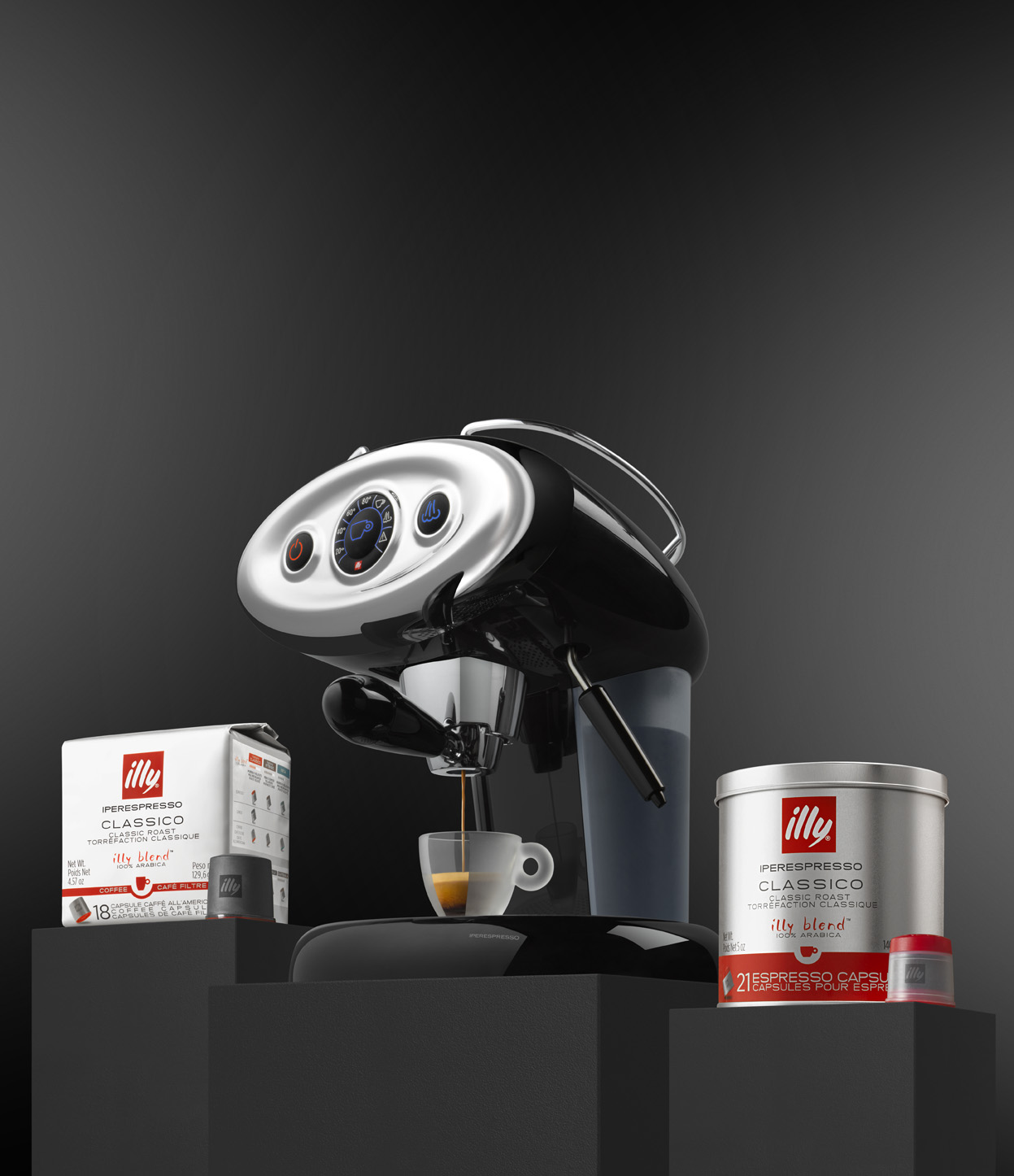 Ekspres do kawy z kawą i akcesoriami. Maszyna jest czarna i srebrna. Filiżanka jest napełniana.