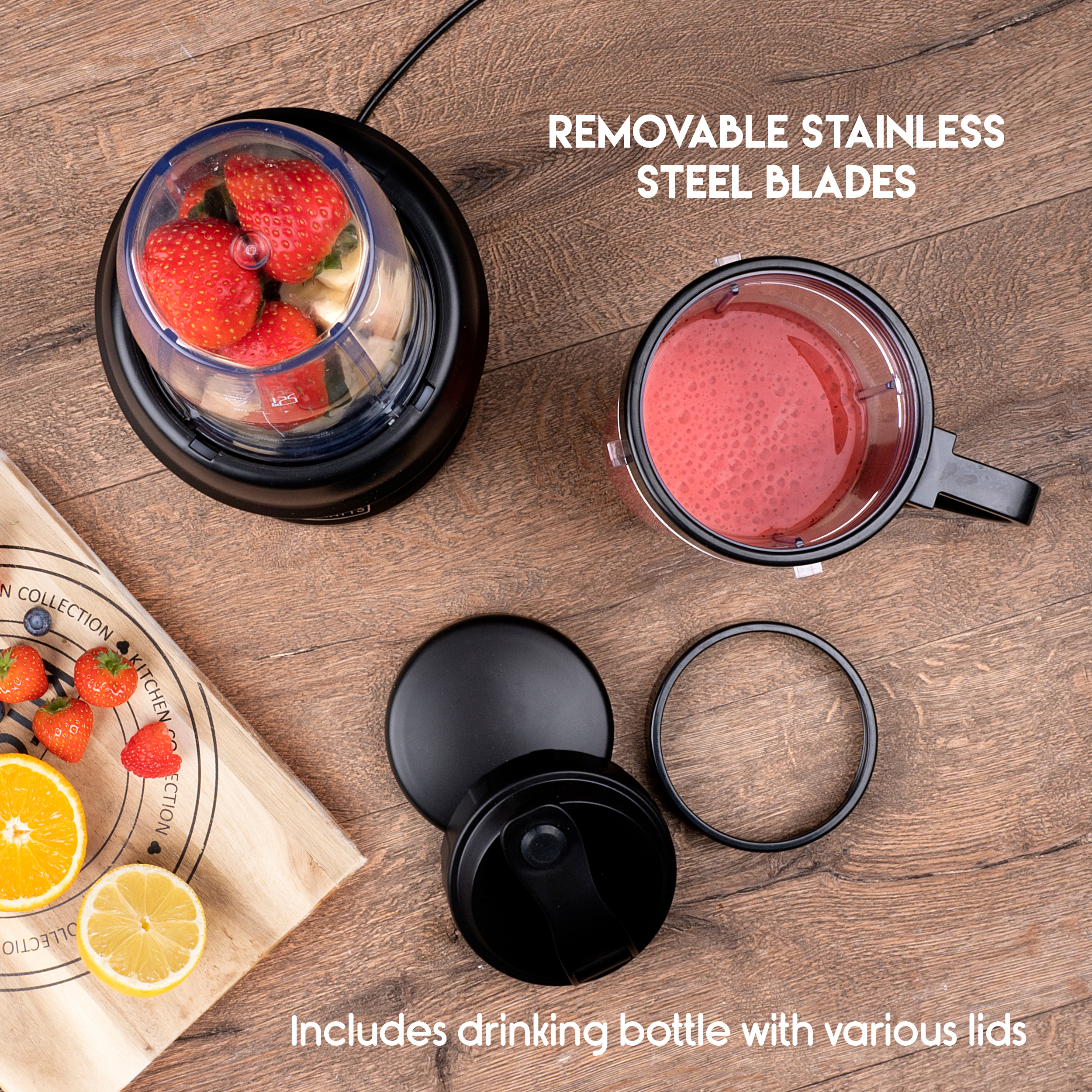 Un frullatore con fragole e liquido. Include una bottiglia per bere, un tagliere con frutta.