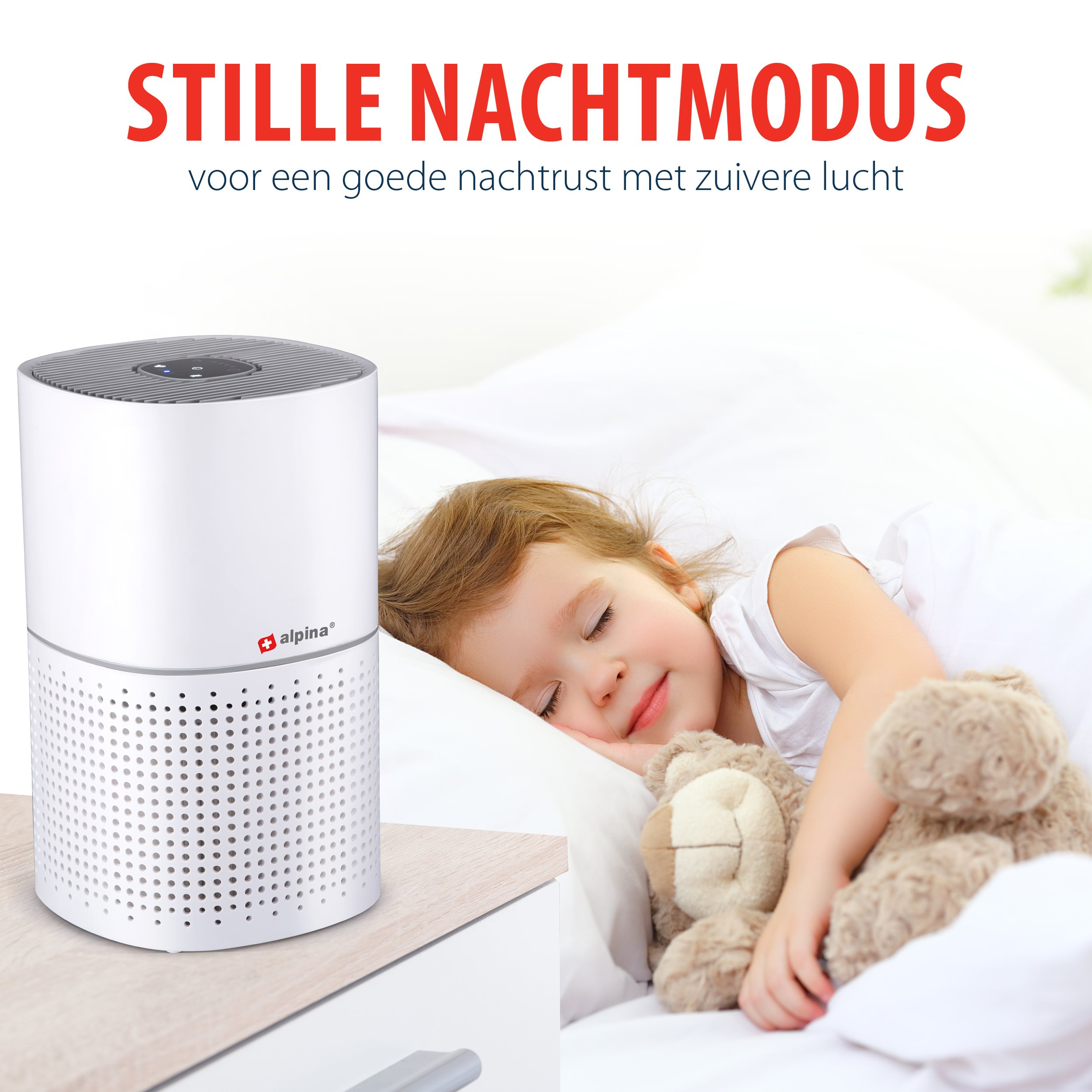 Ein schlafendes Mädchen neben einem Luftreiniger und einem Teddybären.