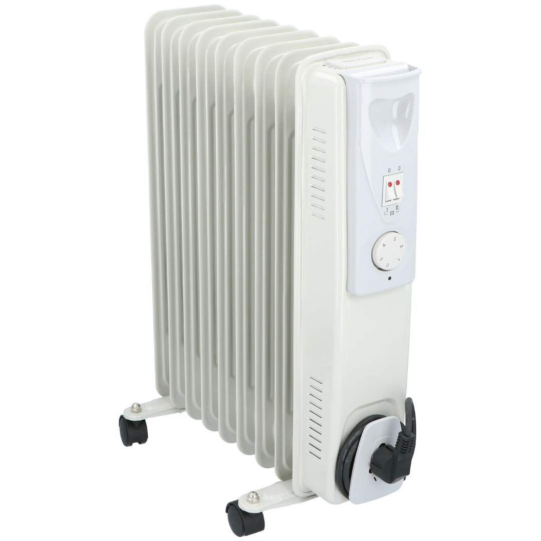 Witte oliegevulde radiator. Het heeft een bedieningspaneel en wielen. Het netsnoer is zichtbaar.