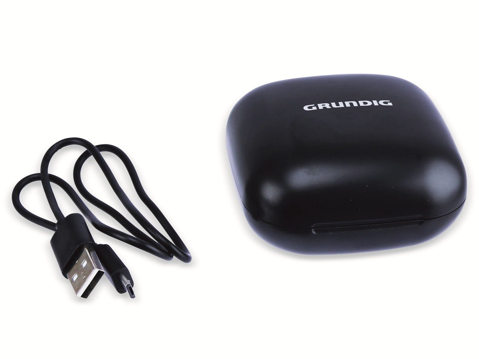 Schwarzes Kopfhörer-Ladeetui mit USB-Kabel daneben auf weißem Hintergrund.