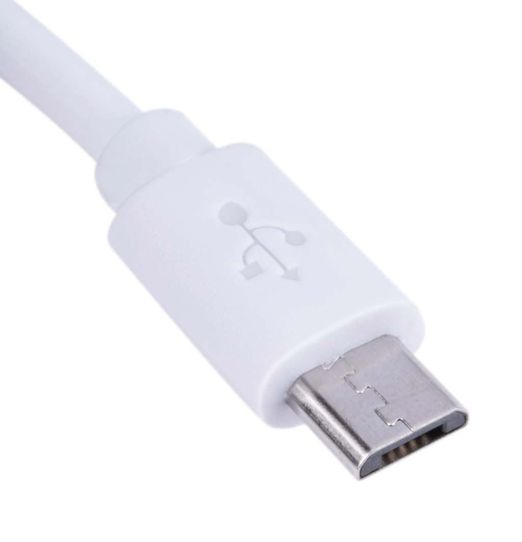 Witte USB naar micro-USB-kabel, witte achtergrond, close-up.