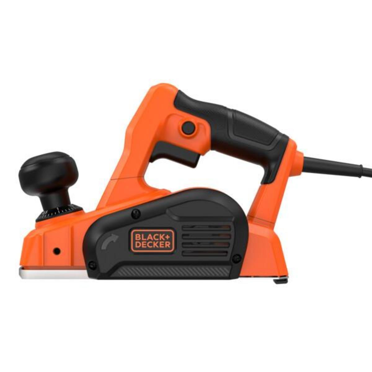 Cepillo eléctrico naranja y negro. La marca es Black+Decker.