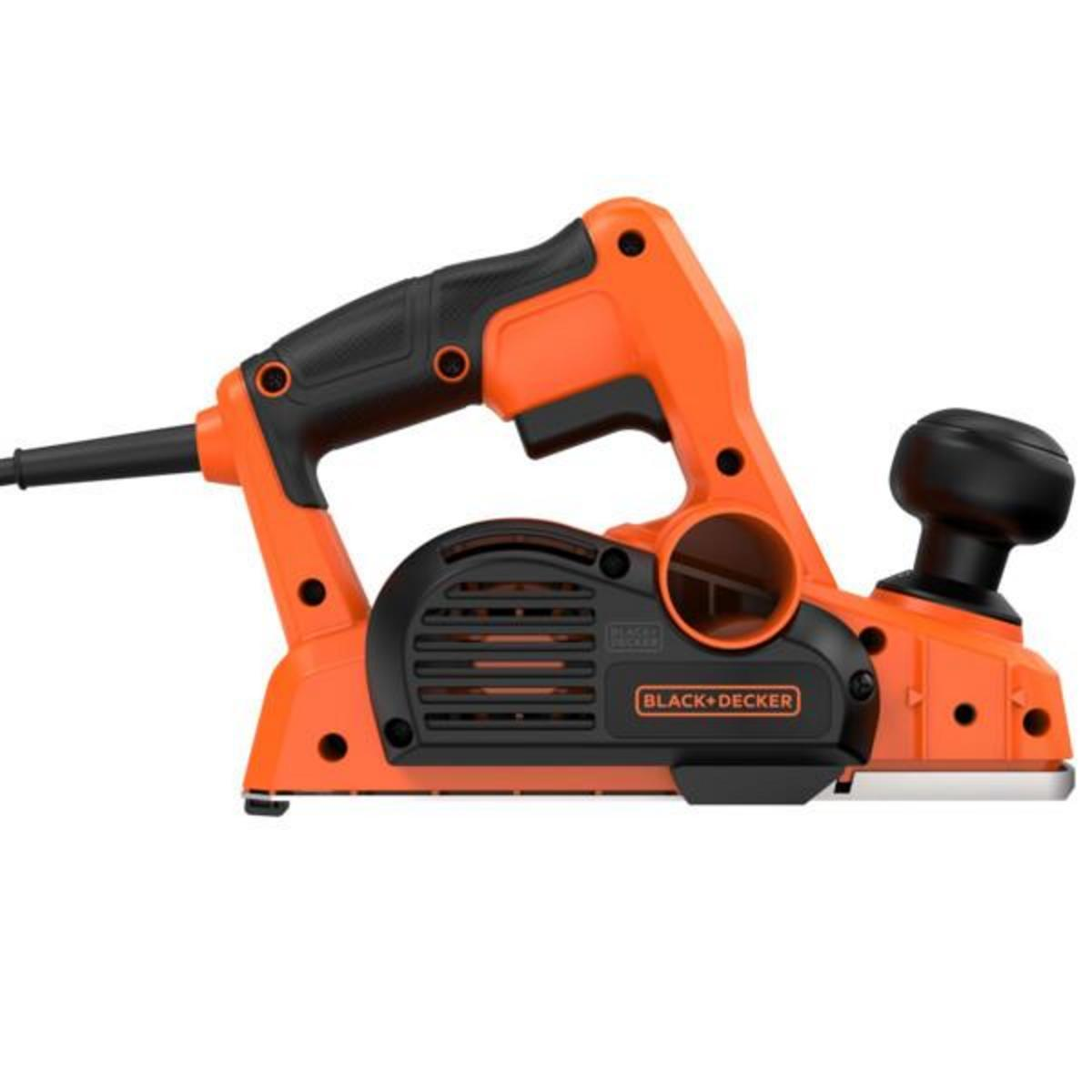 Cepillo manual naranja y negro. Logotipo Black+Decker. Vista en ángulo, fondo blanco.