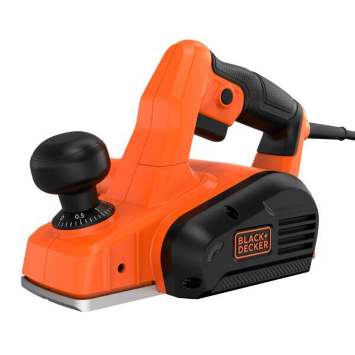 Cepillo eléctrico naranja y negro. Marca Black and Decker en el lateral.