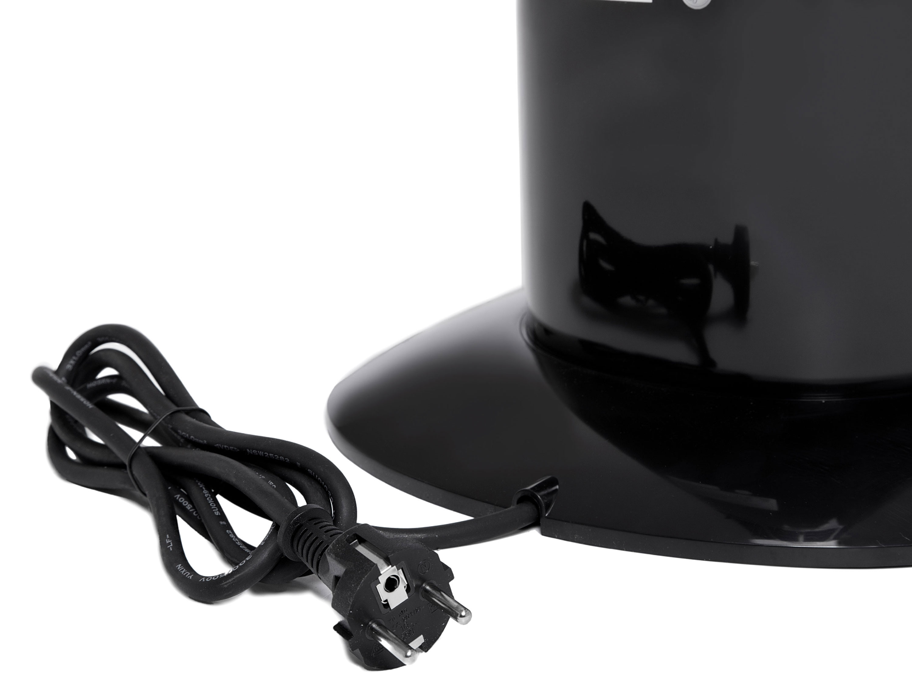 Schwarzes Gerät mit Stromkabel und Stecker.