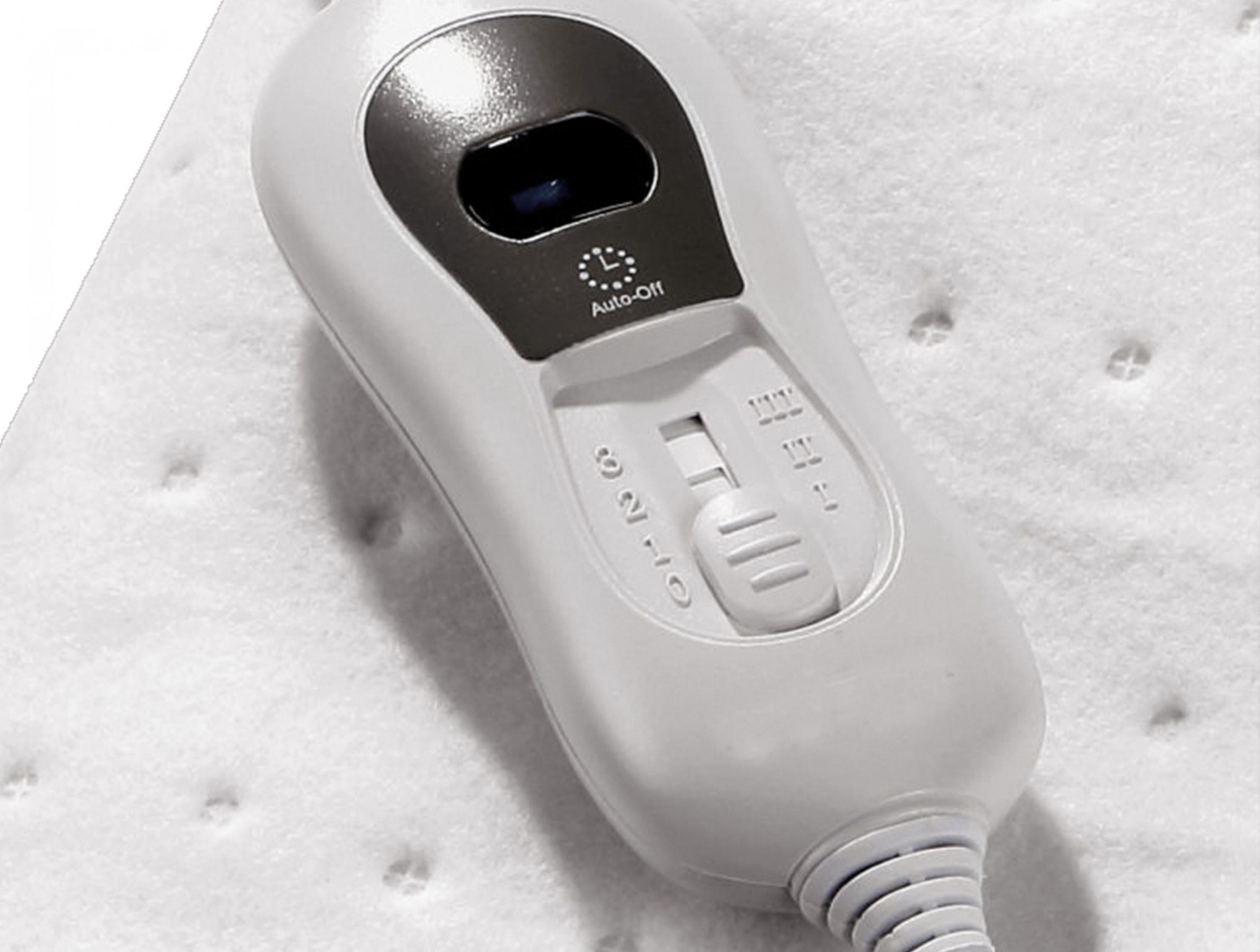 Primer plano del controlador de una manta eléctrica blanca con ajustes, incluida una función de apagado automático.