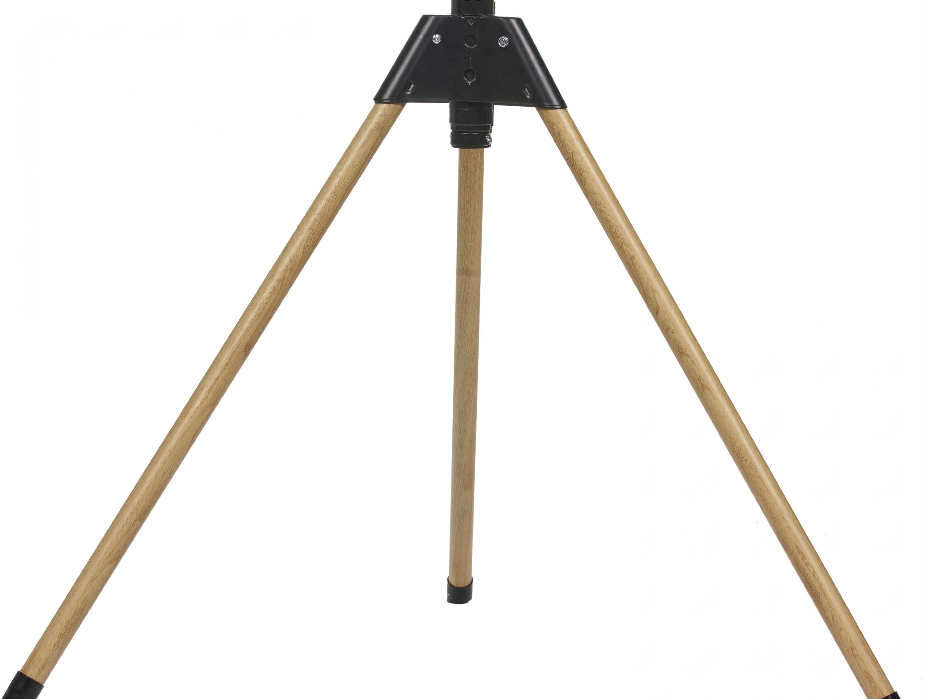 Un treppiede con gambe in legno. È posto su uno sfondo bianco.
