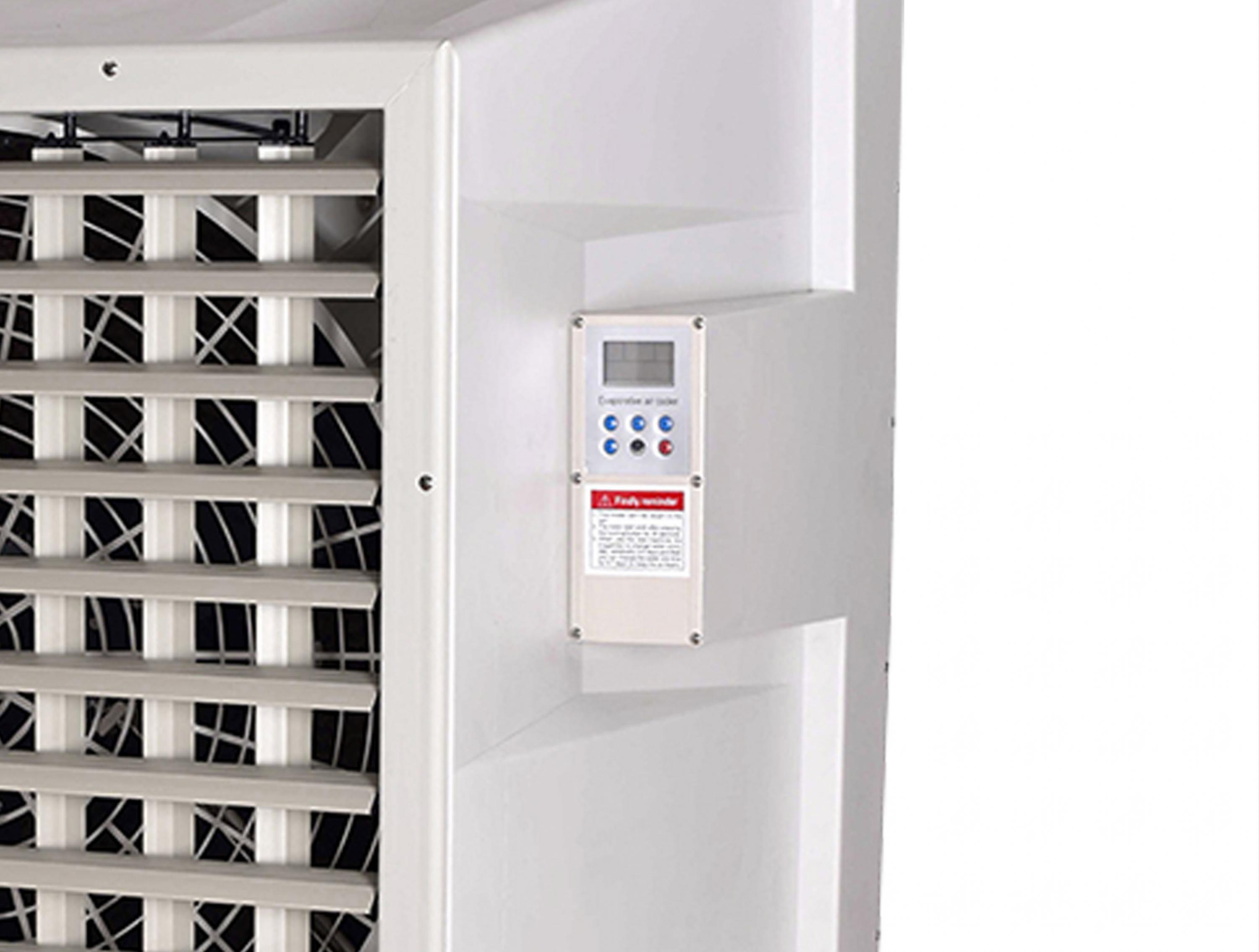 Enfriador de aire blanco con panel de control. La entrada de aire tiene rejilla.