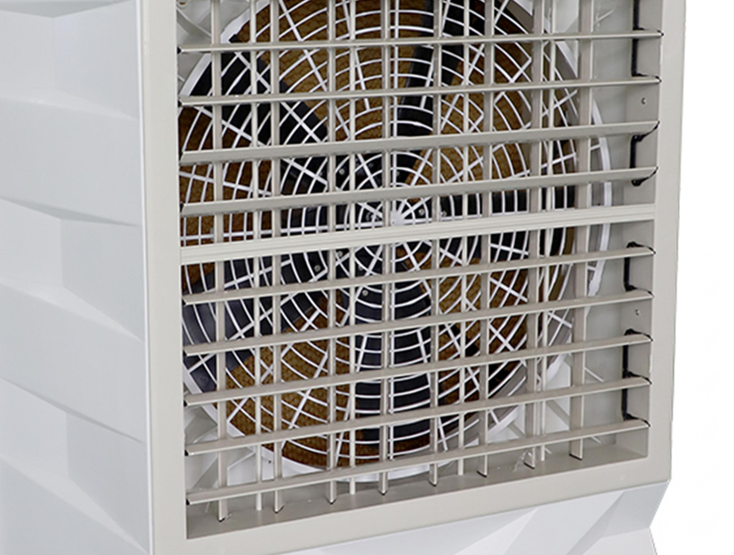 Primer plano de un enfriador de aire blanco, mostrando el ventilador y la rejilla protectora.