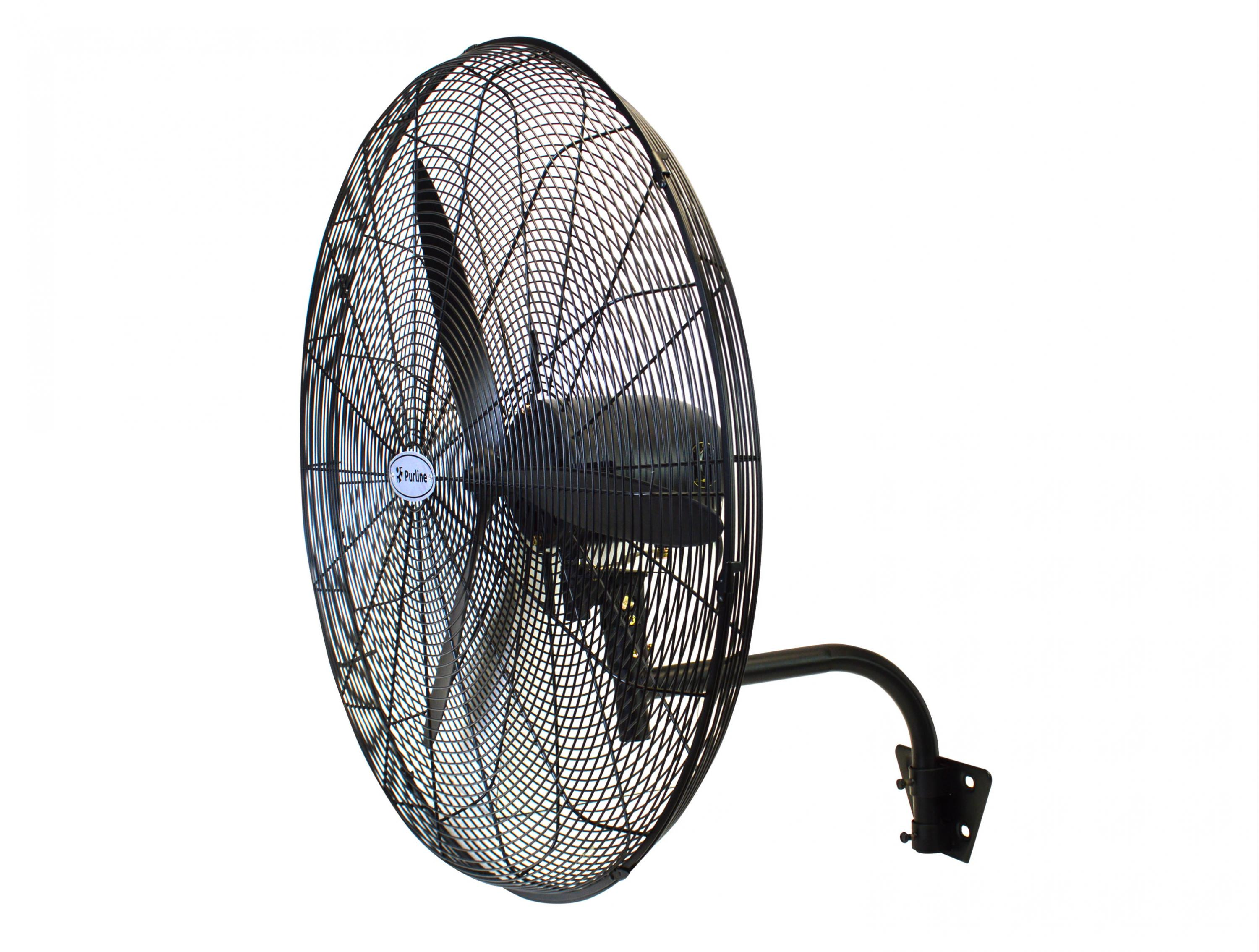Un ventilador industrial negro montado en una pared, con una jaula protectora de metal.