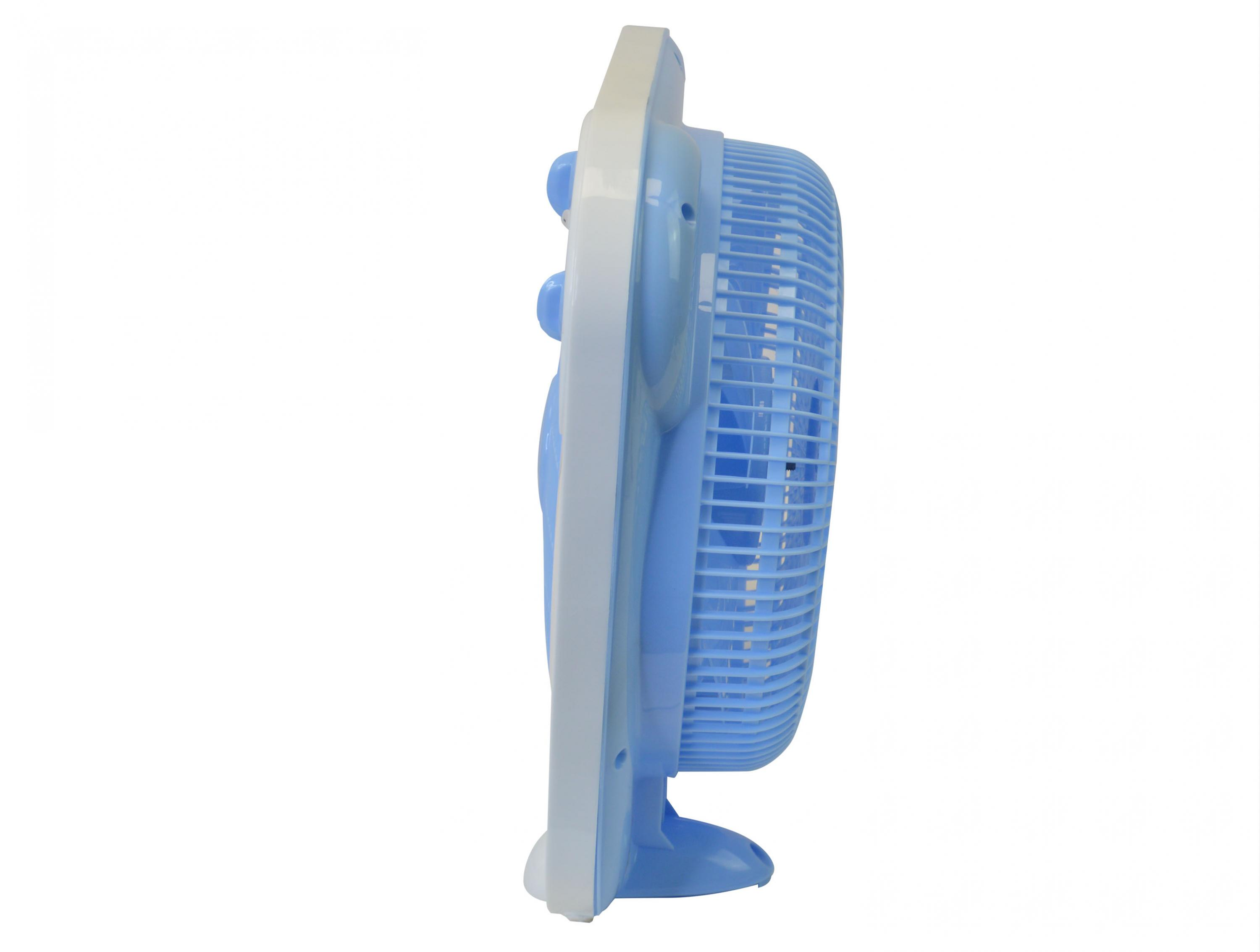Blau-weißer quadratischer Ventilator, Seitenansicht. Der Ventilator hat einen weißen Rahmen und blaue Flügel.