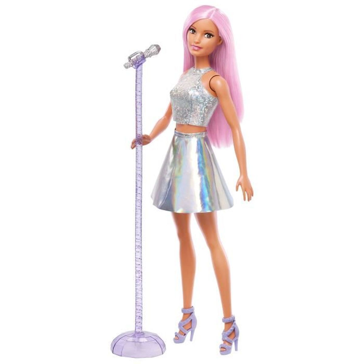 Barbie pop met roze haar, draagt een zilveren outfit en houdt een microfoon vast.