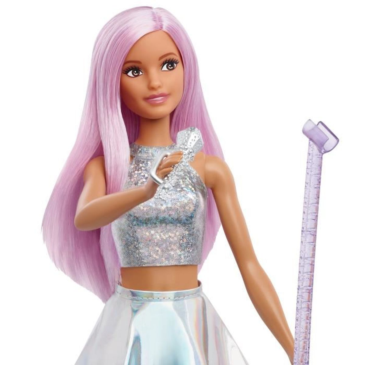 Barbiepop met roze haar, een microfoon vasthoudend.
