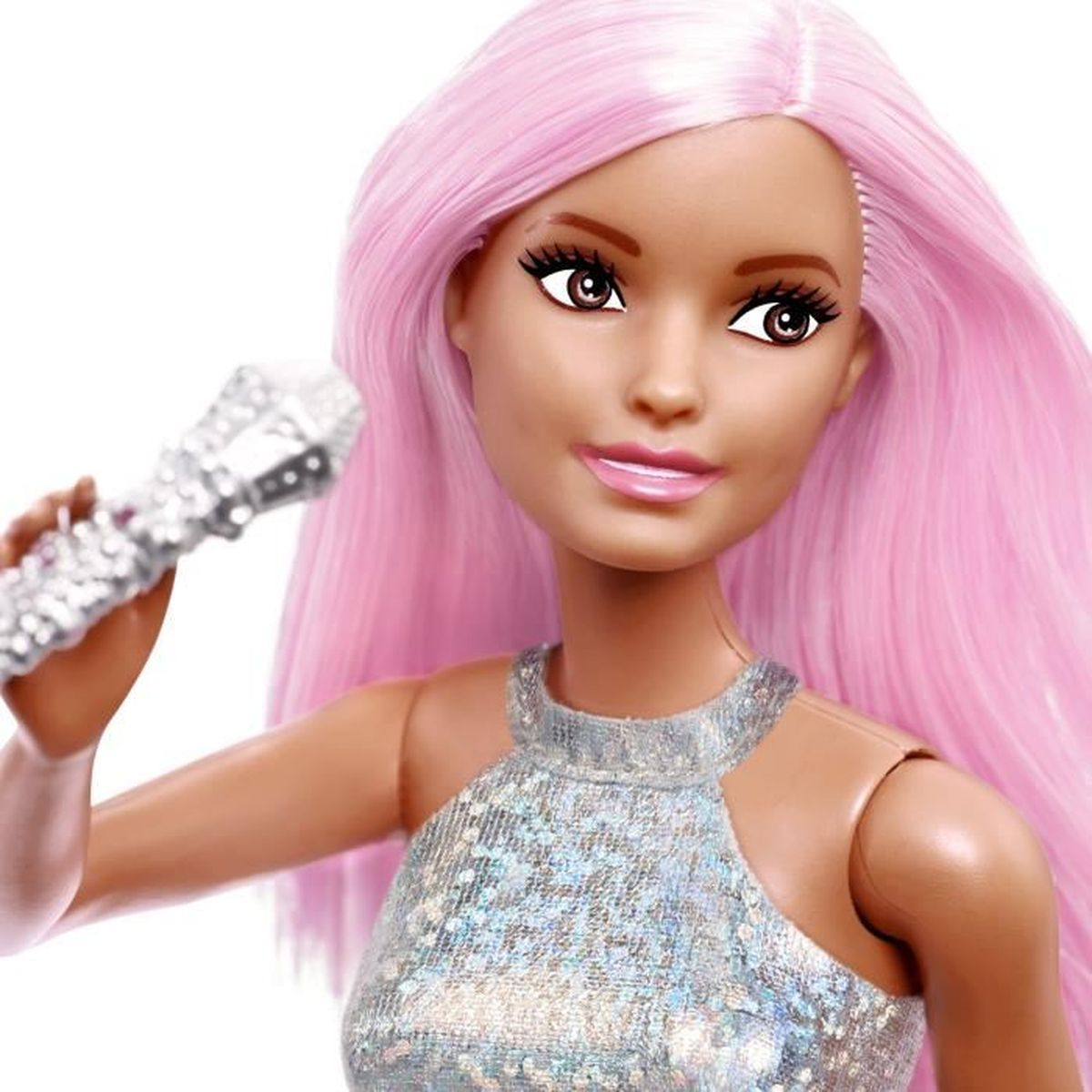 Barbie pop met roze haar, draagt een top met pailletten, houdt een microfoon vast.