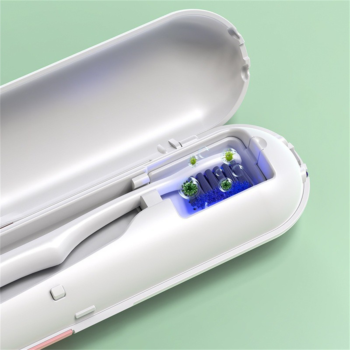 Eine offene Zahnbürstenhülle mit zwei Zahnbürsten, UV-Licht zur Sterilisation ist sichtbar.