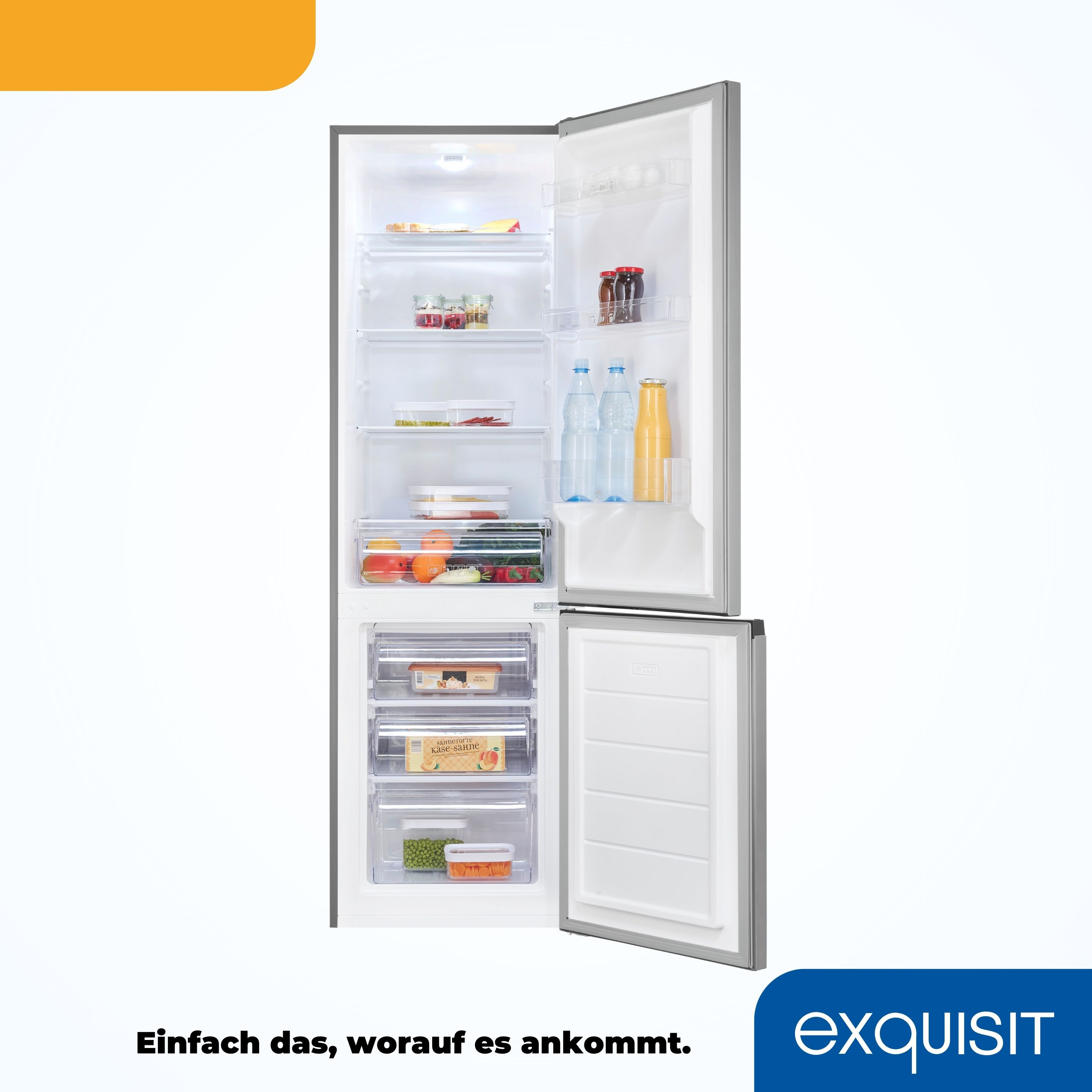 Un refrigerador con la puerta abierta, revelando estantes de comida. Incluye botellas, recipientes y cajones con artículos.