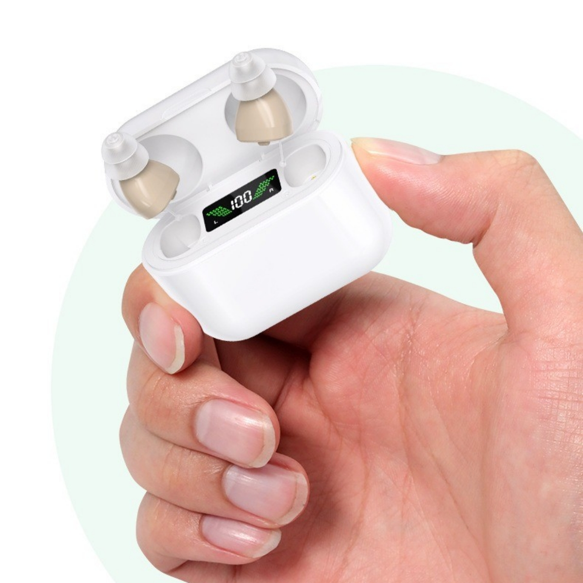 Eine Hand hält ein weißes Ladecase für Ohrhörer. Das Case hat ein Display mit 100% Ladung.
