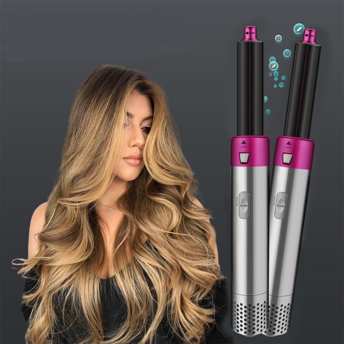 Eine Frau mit langen, welligen Haaren steht neben zwei Haarstyling-Tools. Sie sind silber und rosa.