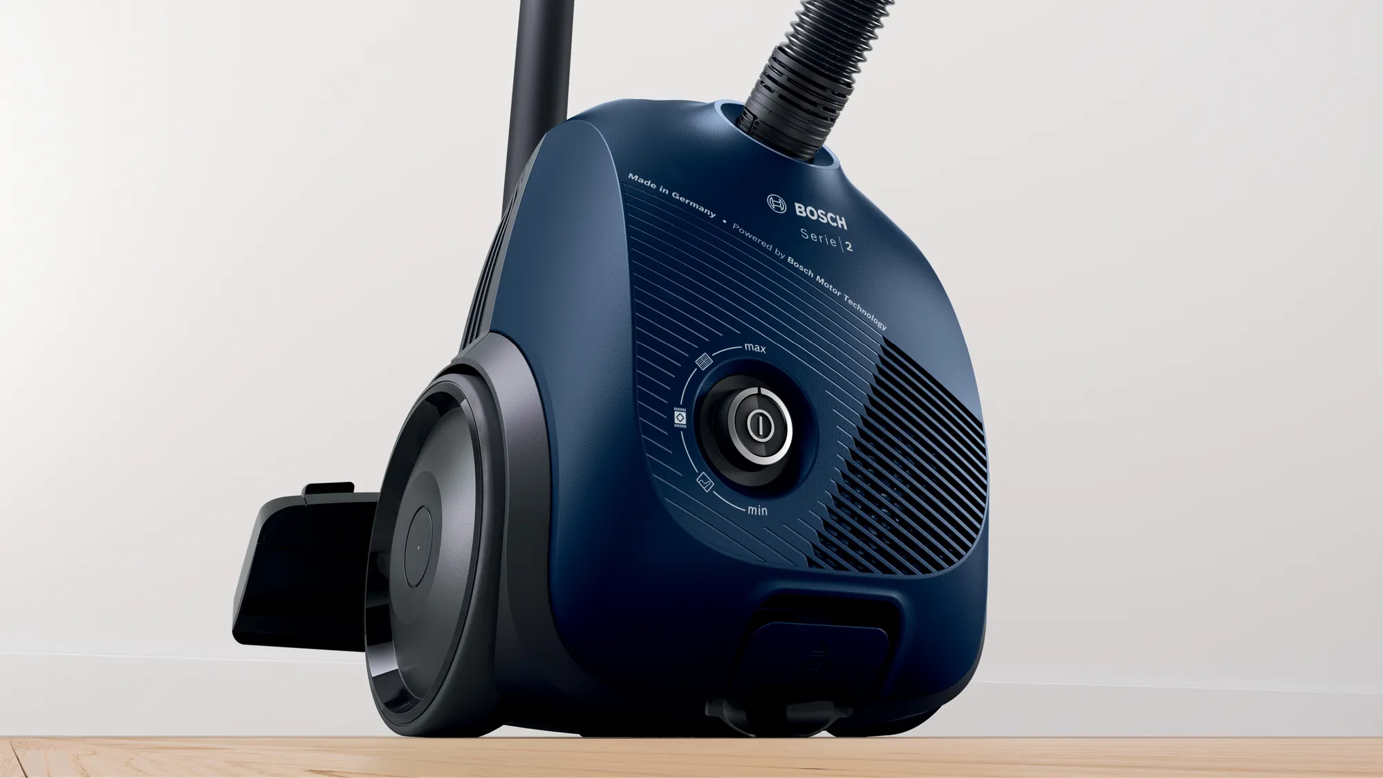 Una aspiradora Bosch azul. Tiene manguera, ruedas y un panel de control.