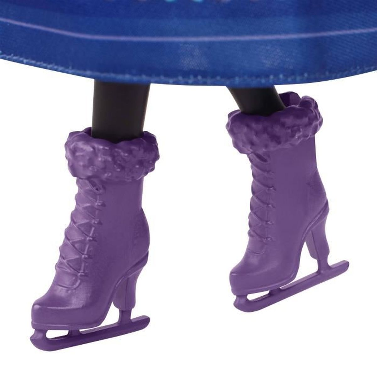 Zbliżenie na fioletowe łyżwy na parze nóg, pokazujące płozy i sznurowadła.