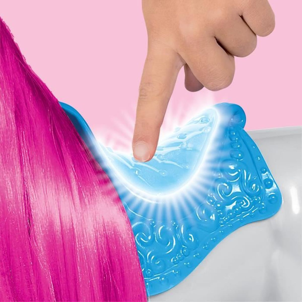 Hand drückt einen blauen Sattel. Pinkes Haar links, weißer Hintergrund. Licht scheint auf den Sattel.