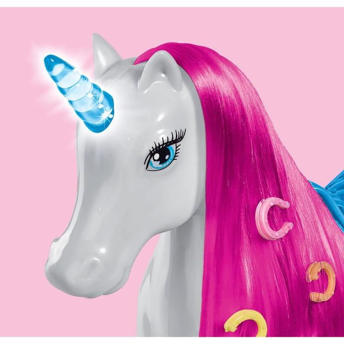 Ein weißes Einhorn mit blau leuchtendem Horn und pinkfarbenem Haar mit pinken und gelben Buchstaben.