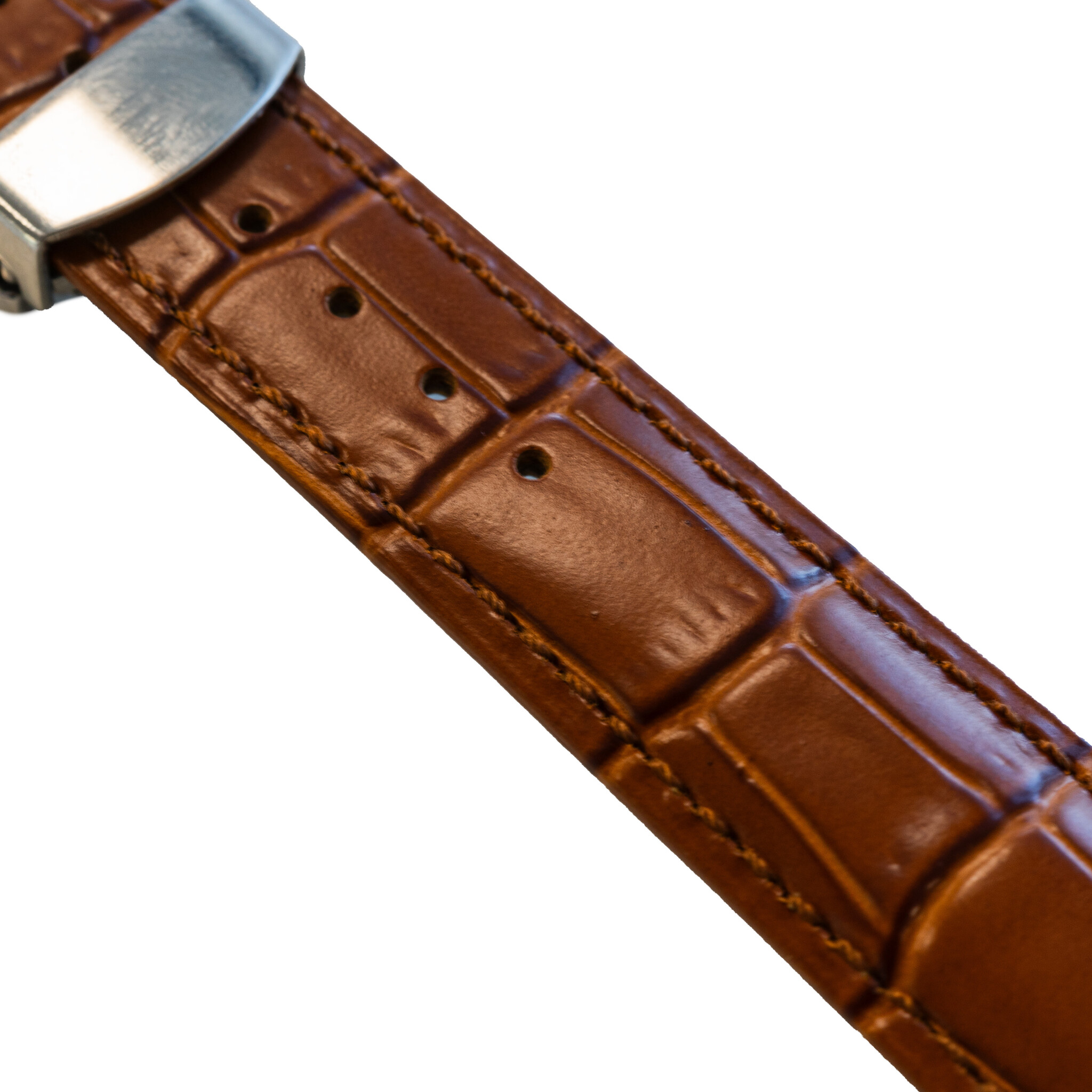 Braunes Leder-Uhrenarmband mit Nähten und silberner Schließe. Weißer Hintergrund.